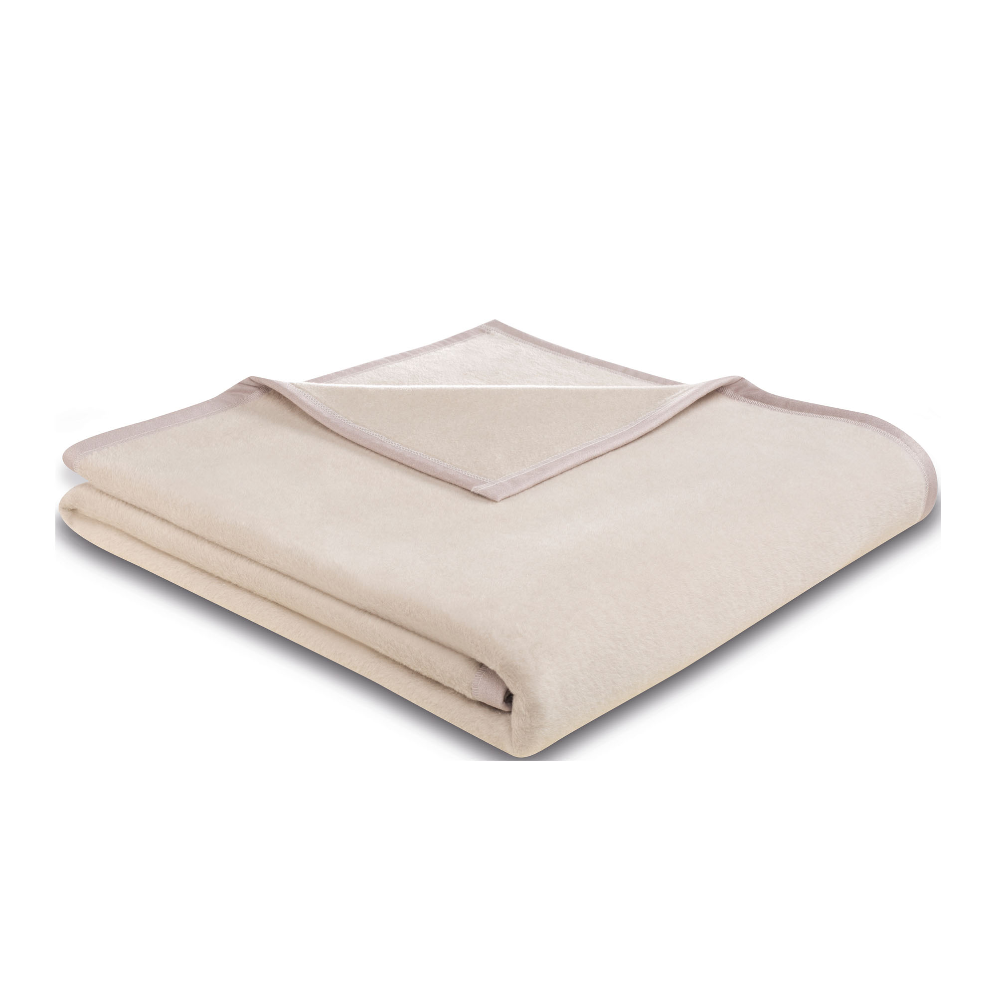 Gefaltete Wohndecke CottonSense silber in sehr hellem Grau mit schmaler heller Einfassung auf weißem Hintergrund.