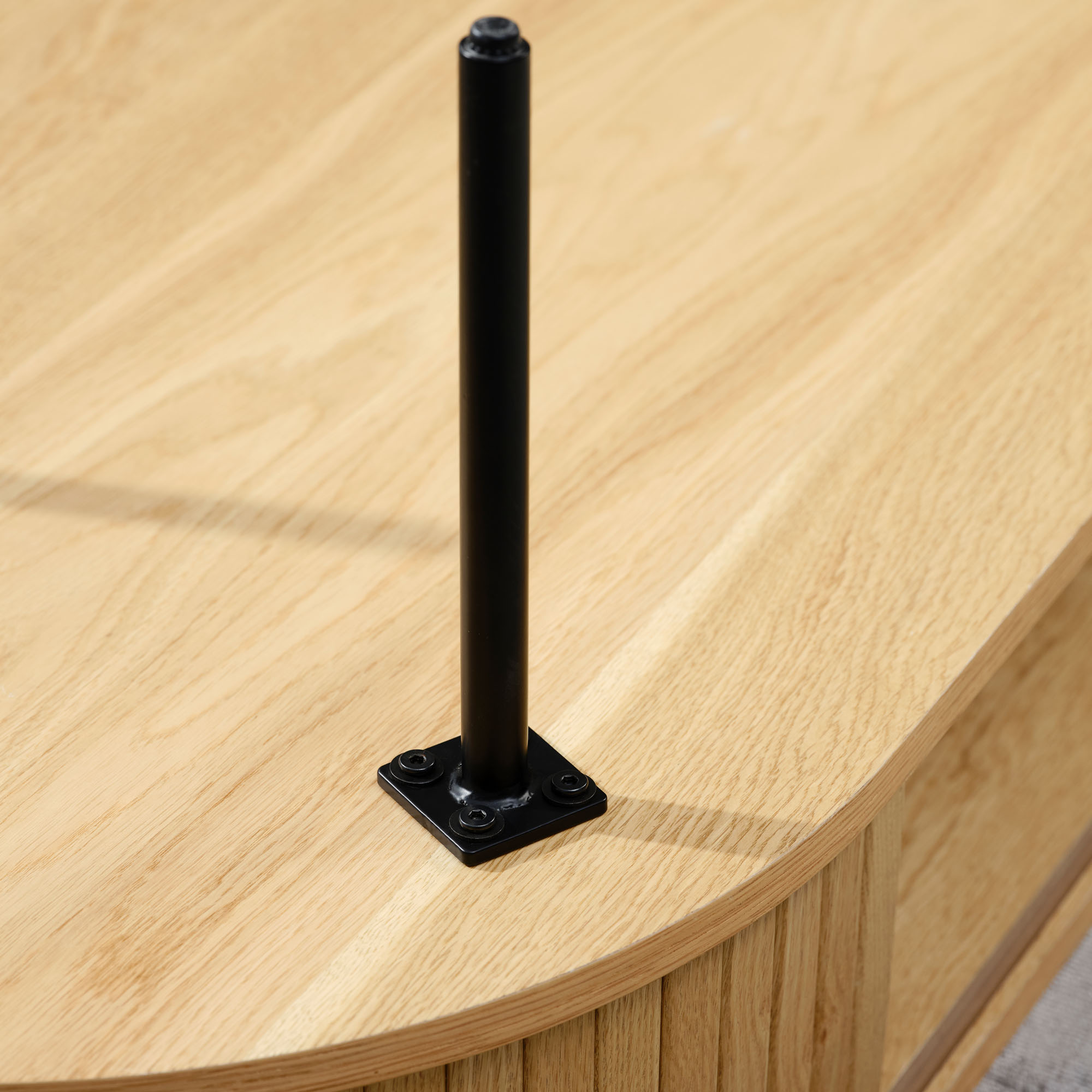 Schwarzes Metallbein mit Befestigung am Boden des Holzschranks