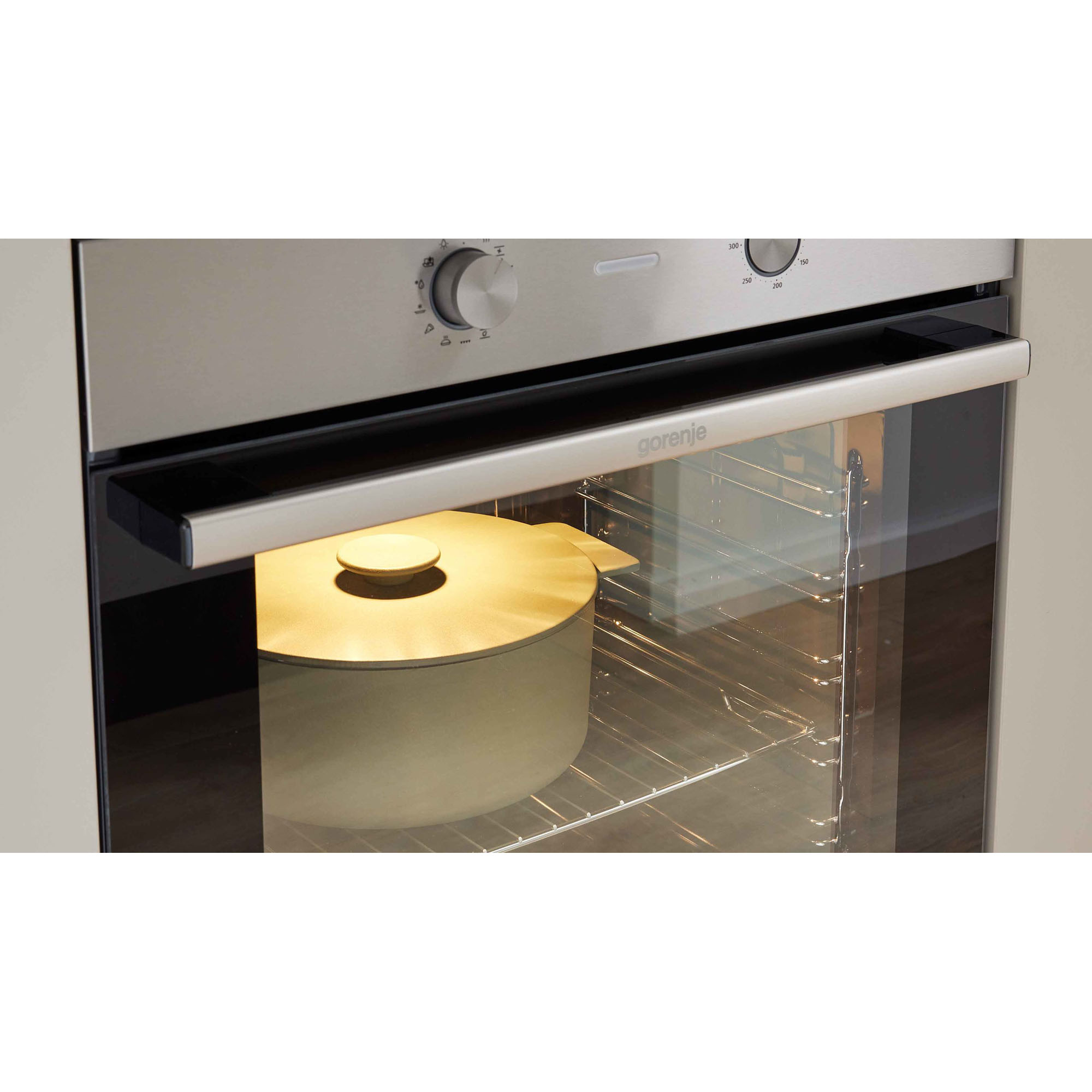 geöffneter Backofen von Gorenje mit beleuchtetem Innenraum und Topf auf dem Backblech