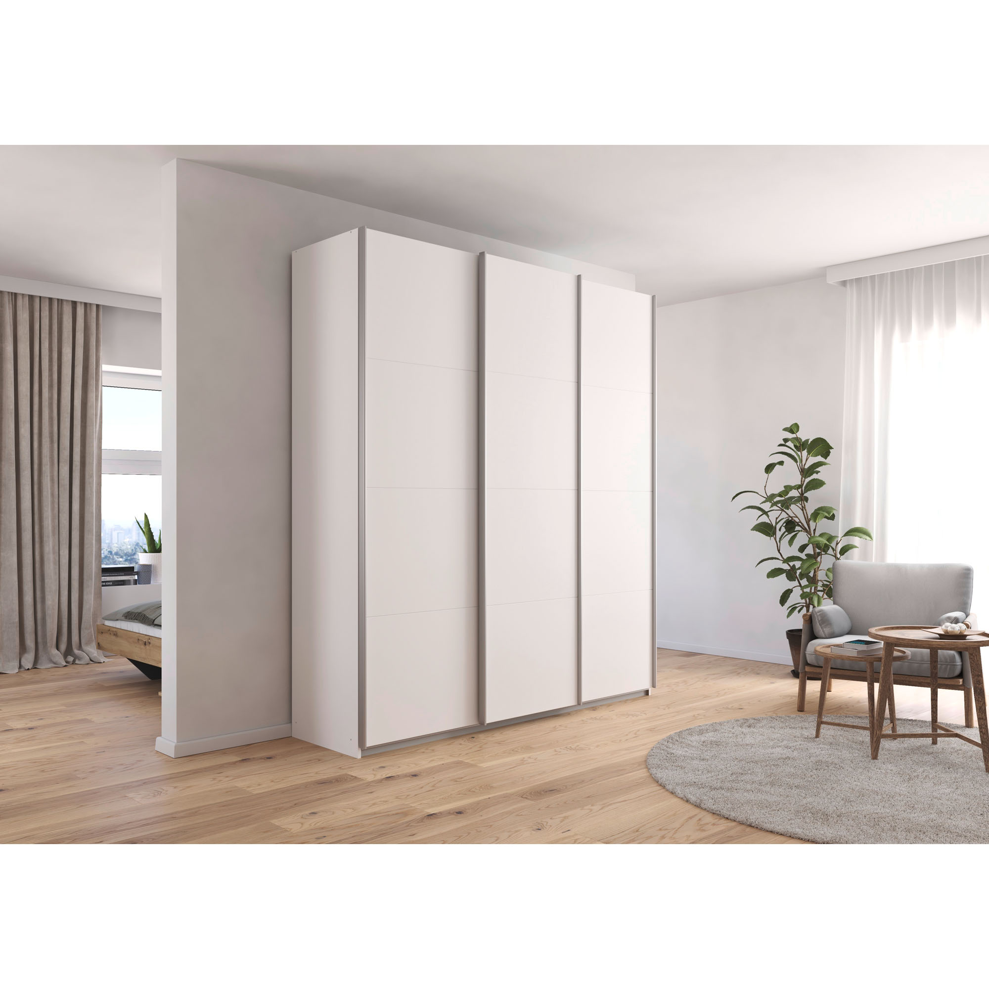 Weißer Schwebetürenschrank in einem modernen hellen Wohnraum mit Holzfußboden und Pflanzen