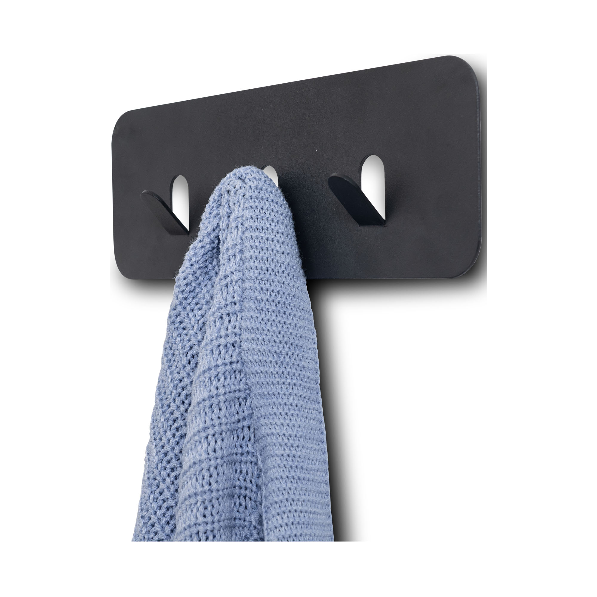 Anthrazite Wandgarderobe mit drei Haken, an einem Haken hängt ein hellblaues, gestricktes Handtuch