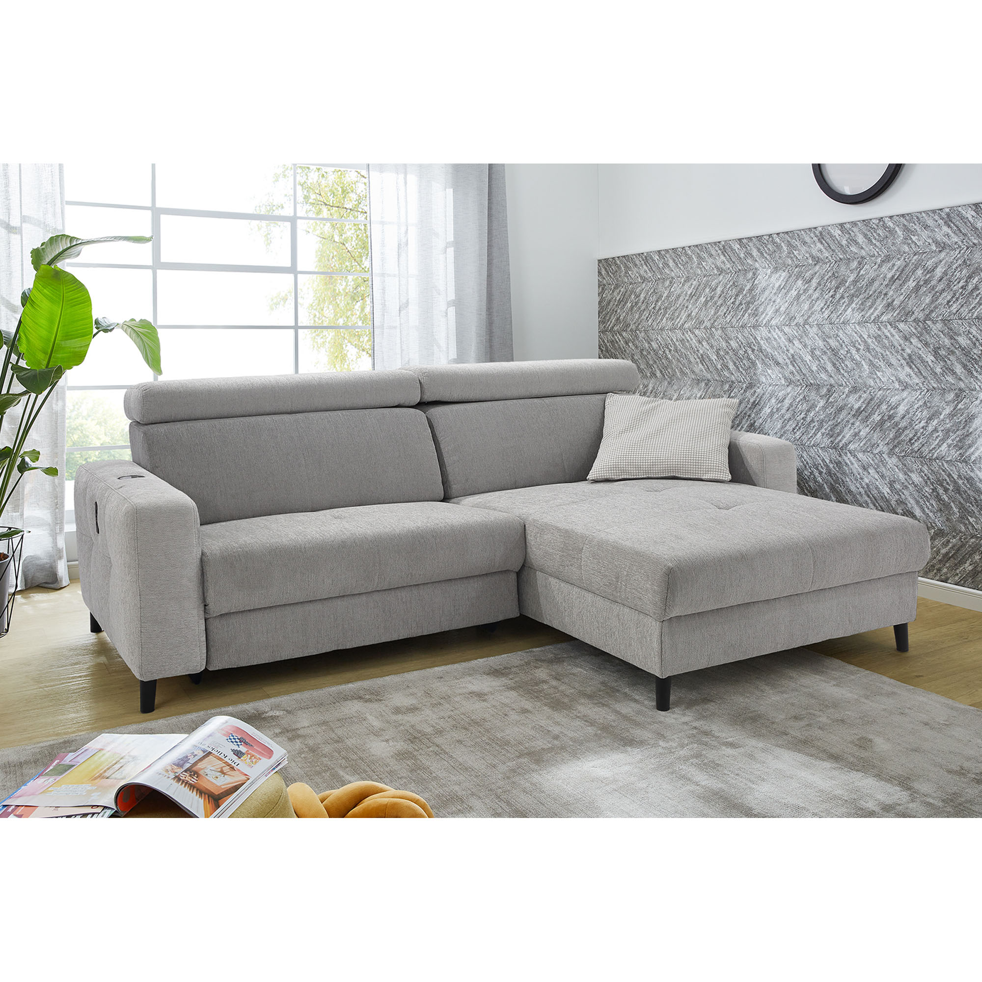 Modernes Ecksofa in Hellgrau mit Ottomane und Kissen in stilvoll