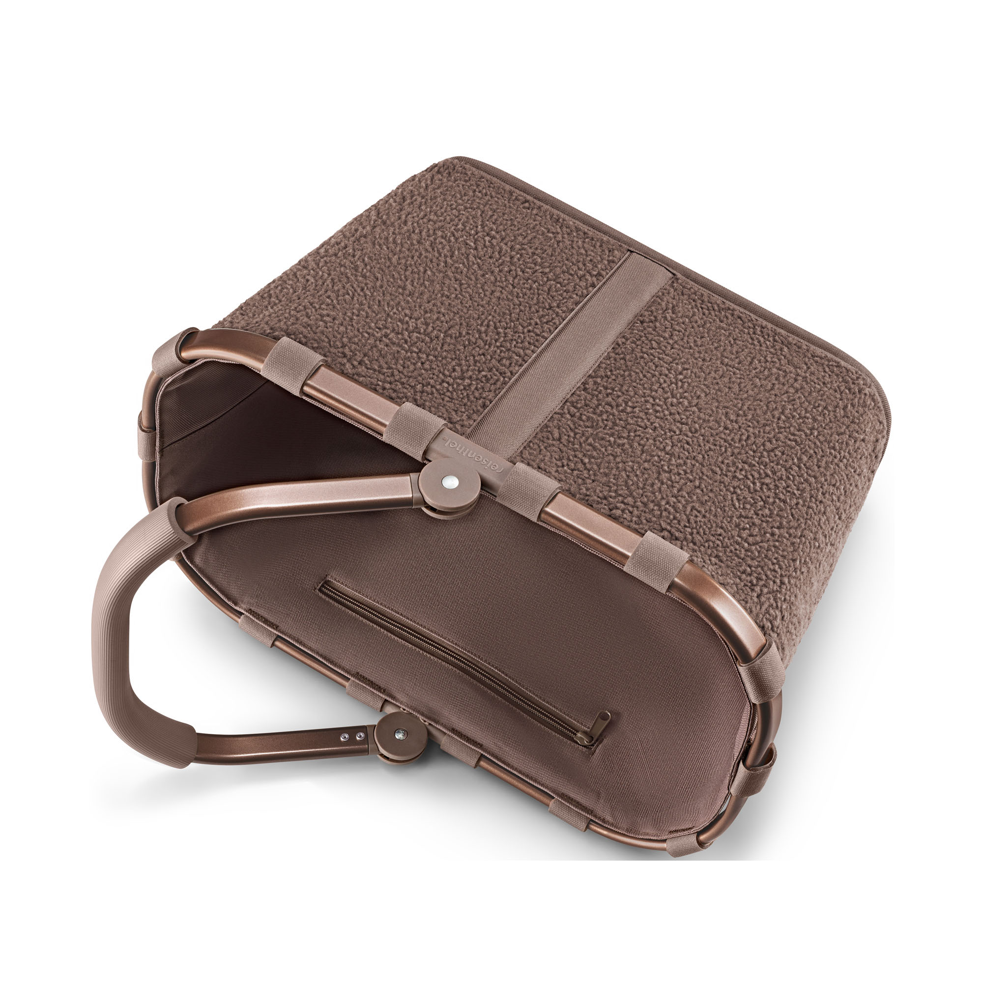 Einkaufskorb von Reisenthel, Modell Carrybag, in Schokoladenbraun aus Teddyfleece, seitlich zusammengeklappt dargestellt