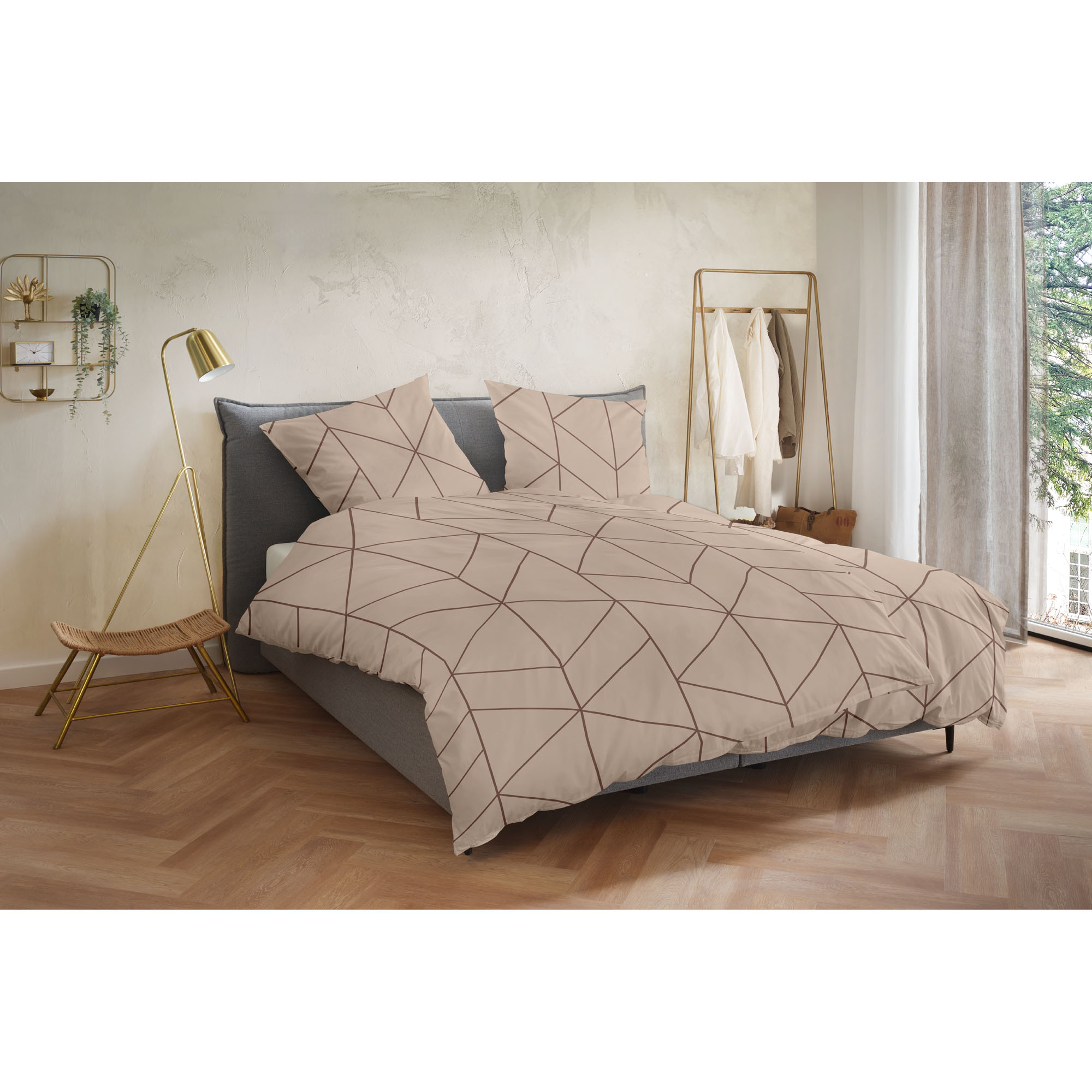 Doppelbett mit braun-beiger Mako-Satin-Bettwäsche und feinem geometrischem Linienmuster; Größe 135 x 200 cm.