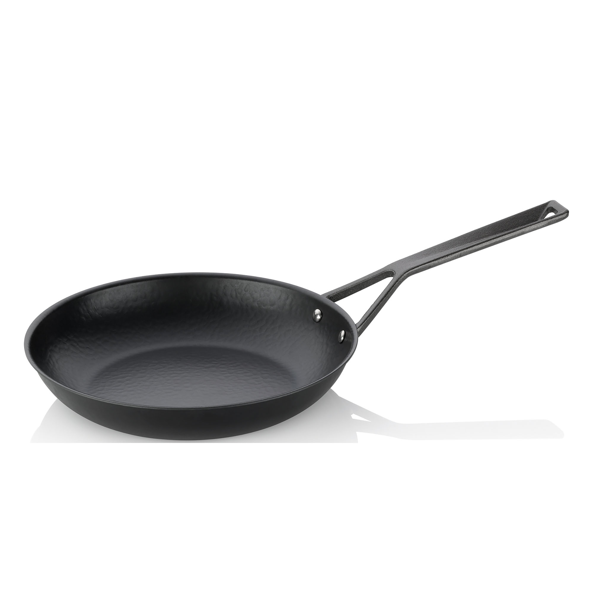Runde schwarze Bratpfanne mit flachem Rand und langem Metallgriff vor weißem Hintergrund