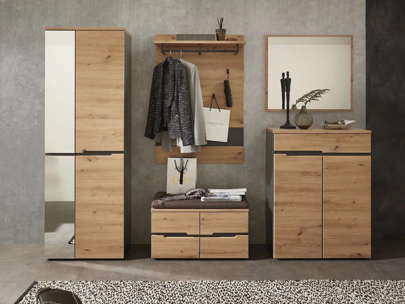 Garderoben Kombination aus Schrank Sitzbank Wandpaneel mit Haken und Spiegel im Eingangsbereich