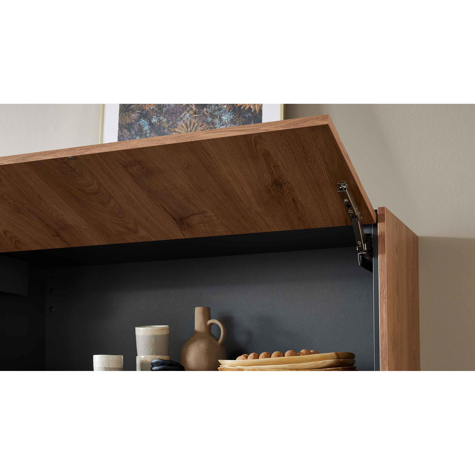 Geöffneter Hängeschrank mit Klappenmechanismus und Abstellfläche