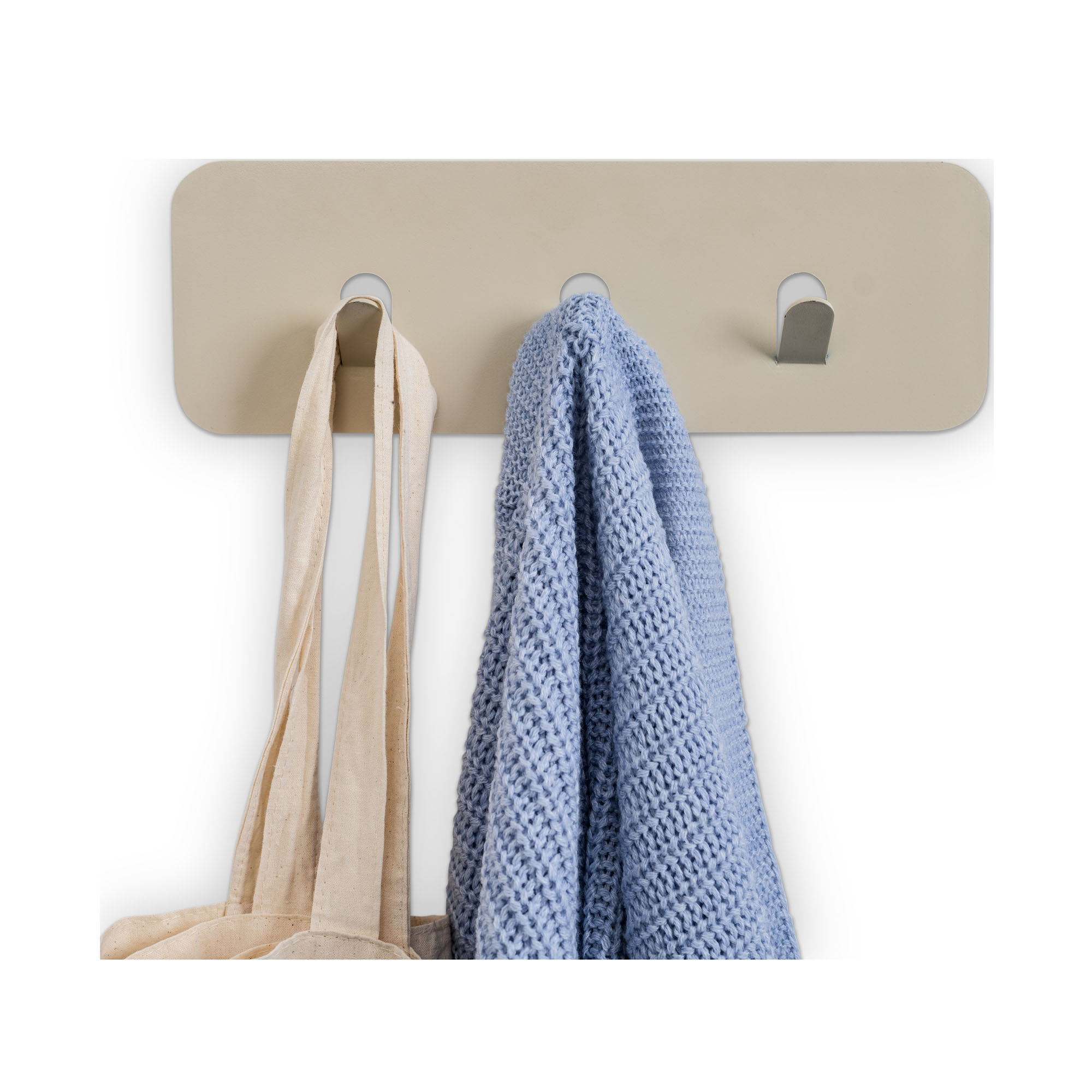 Rechteckige cremeweiße Wandgarderobe mit drei Haken, an denen ein heller Stoffbeutel und ein hellblauer Strickschal hängen