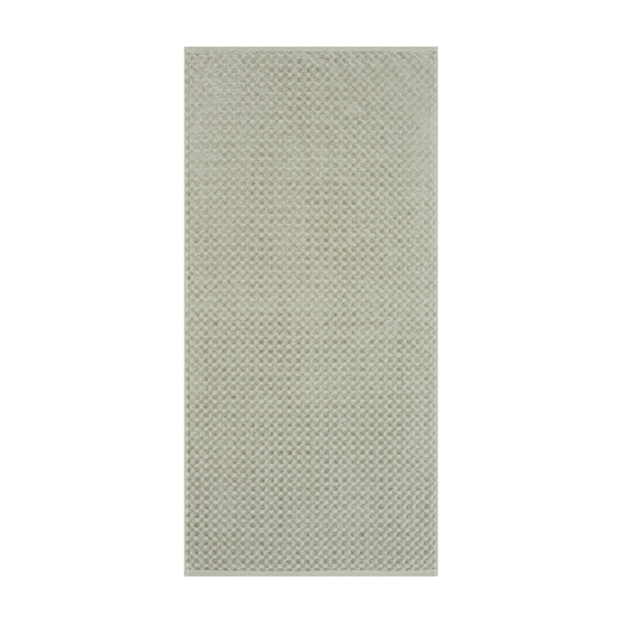 Duschtuch in der Farbe Seegras, flach auf weißem Hintergrund gezeigt; die fein geometrisch strukturierte Oberfläche ist über die gesamte Fläche sichtbar.