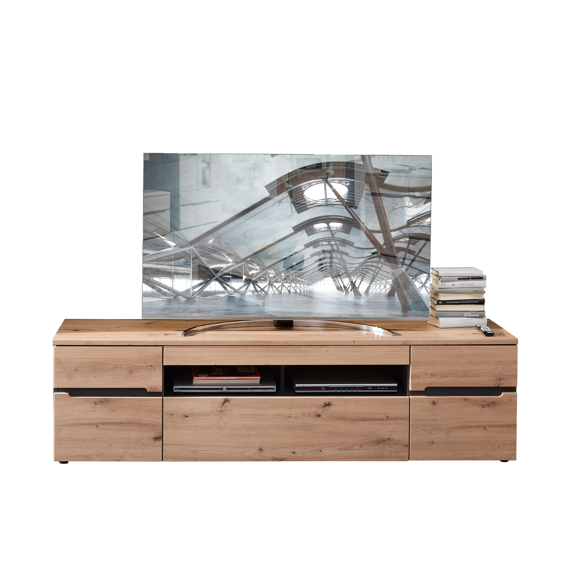 Holz-TV-Board mit offenem Gerätefach und geschlossenen Fronten; darauf ein großer Fernseher und ein Stapel Bücher mit einer Fernbedienung.