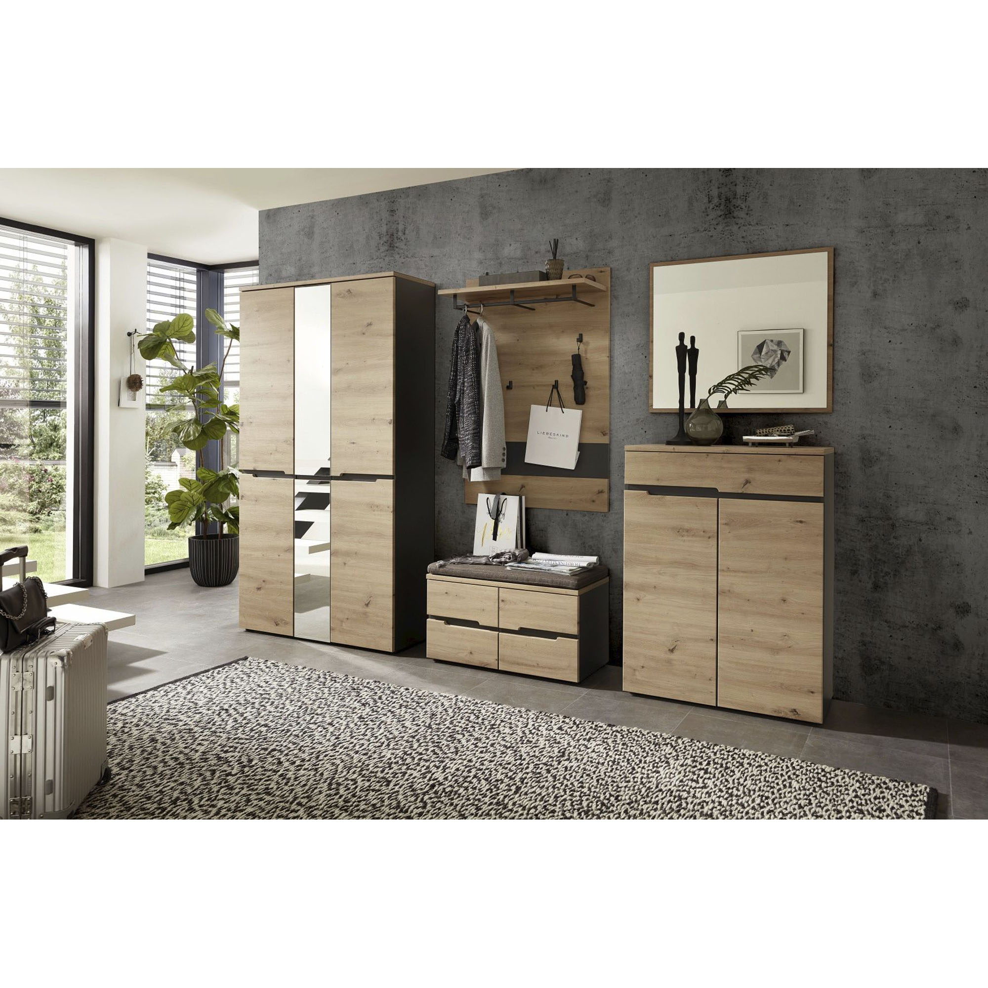 Komplettes Garderoben-Set in Holzoptik mit Schrank, Bank, Wandpaneel und Spiegel in einem hellen Eingangsbereich.