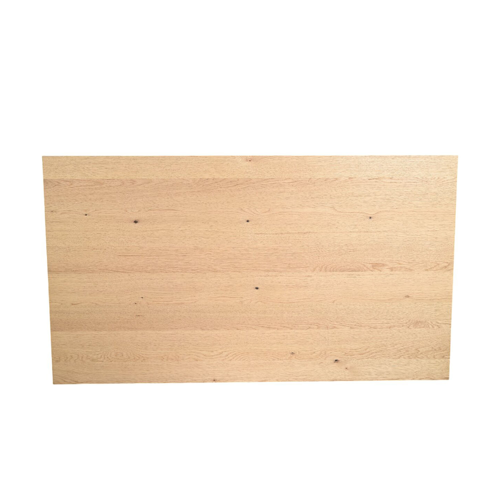 Nahaufnahme einer Holzplatte mit sichtbarer Maserung und natürlicher Oberfläche