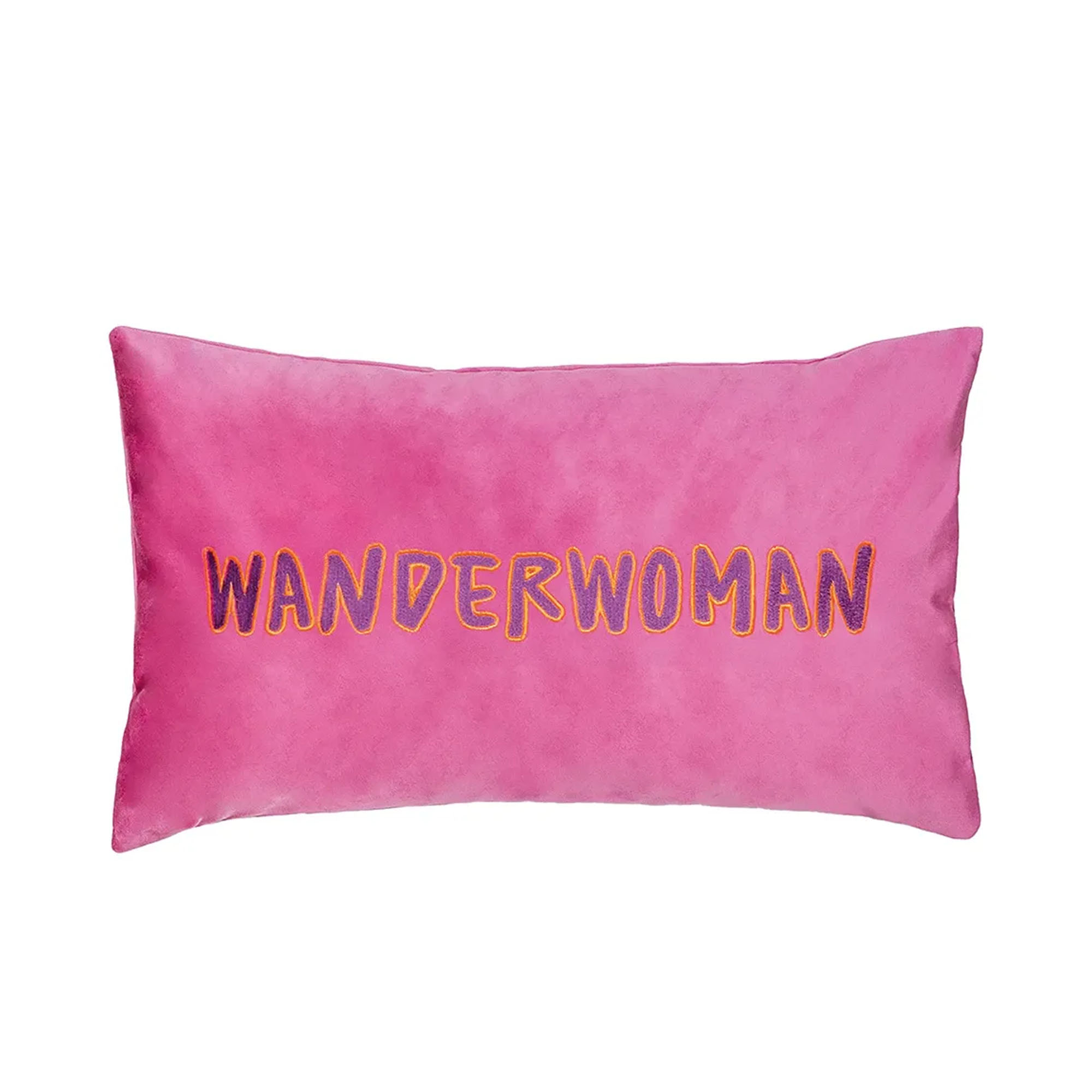 Pinke Kissenhülle Letters, 30 × 50 cm, mit großem Schriftzug „WANDERWOMAN“ in kontrastierenden Farben.