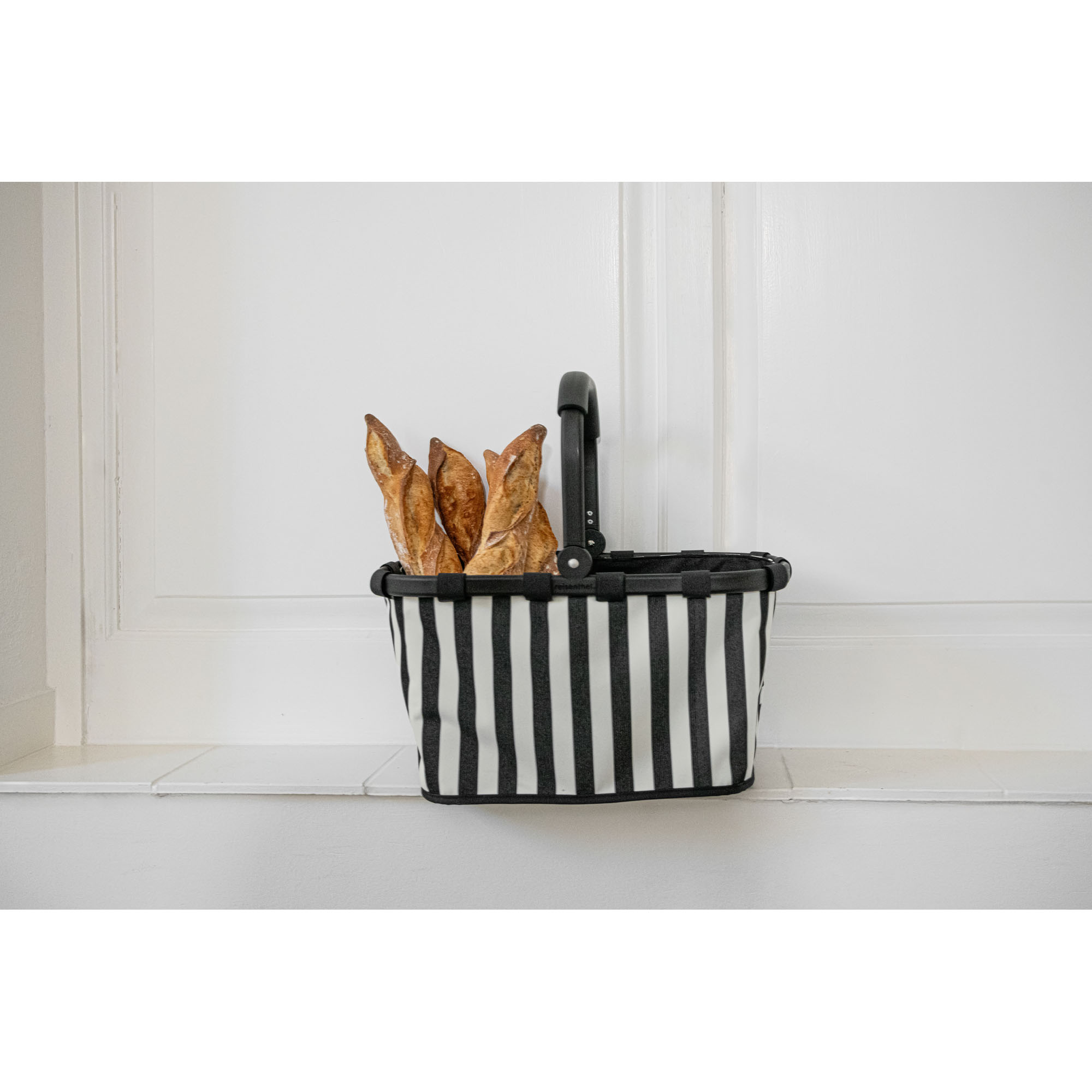 Seitliche Ansicht des Carrybag Summerstripes Black mit schwarz-weiß gestreiftem Stoff und schwarzem Tragegriff