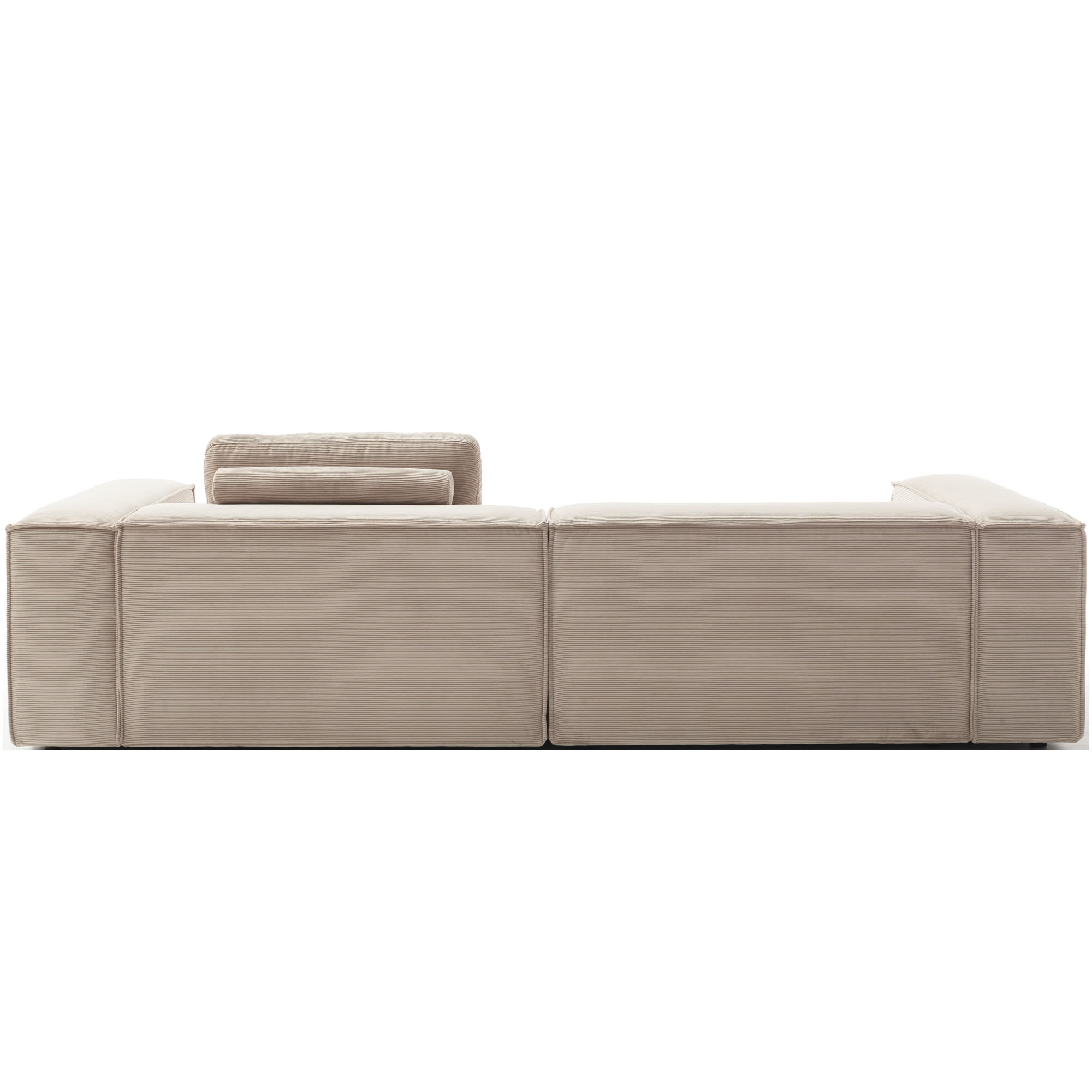 Rückansicht des Sofas mit durchgehender Polsterfläche und klaren Linien vor weißem Hintergrund