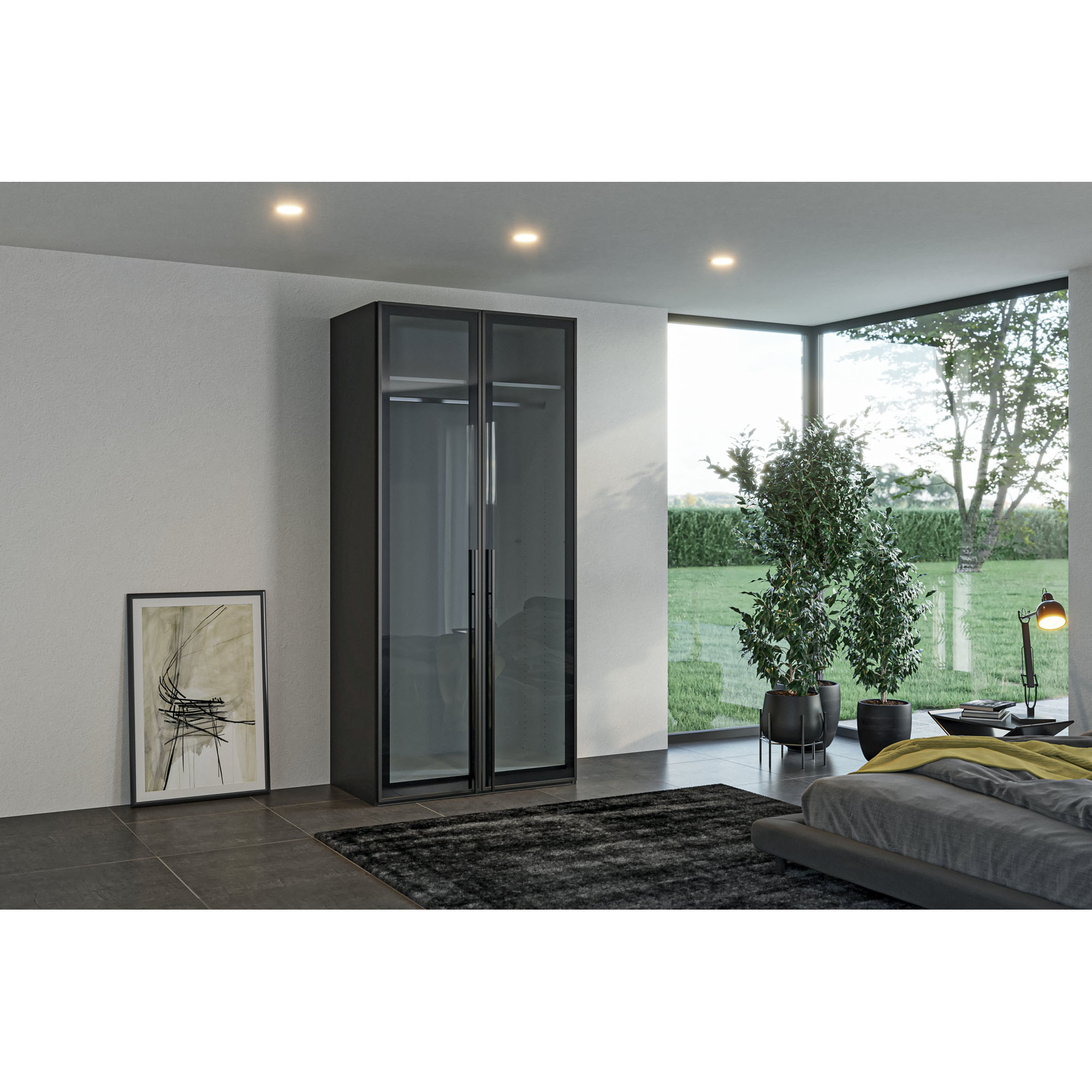 Drehtürenschrank mit Glasfronten in einem modern eingerichteten Schlafzimmer