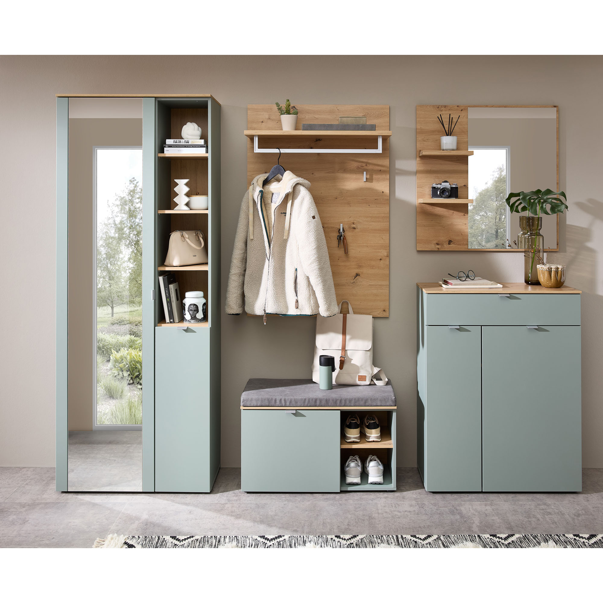Eingangsbereich mit Garderobenschrank, Sitzbank, Wandpaneel mit Haken und Spiegel; dekoriert mit Kleidung, Taschen und kleinen Accessoires.
