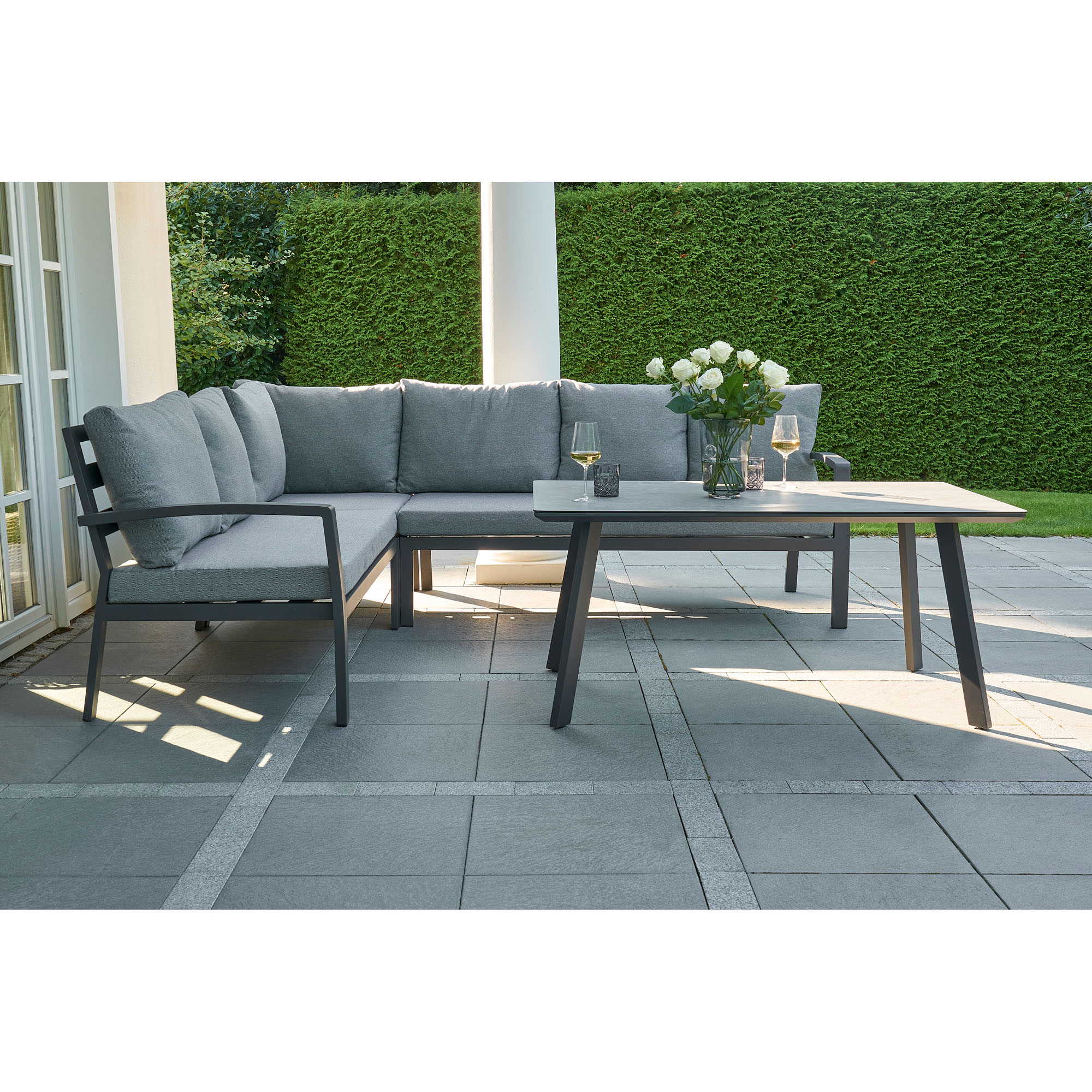 Seitenansicht einer Sitzgruppe mit Eckbank und Tisch auf Terrasse
