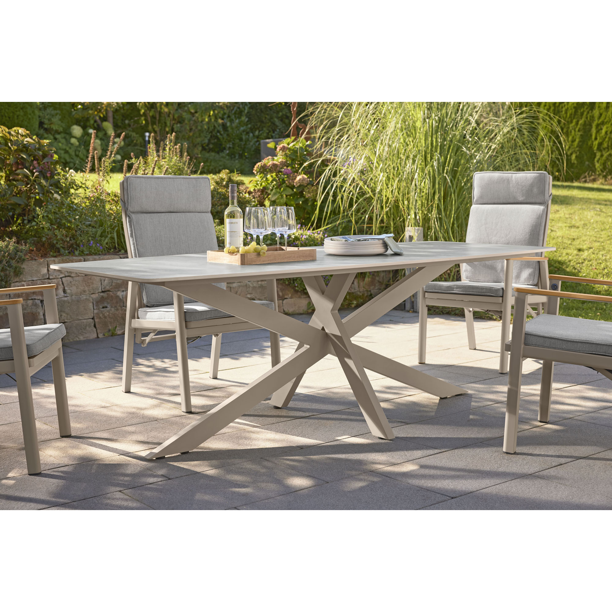 Gartentisch mit mehreren Gartenstühlen auf einer Terrasse