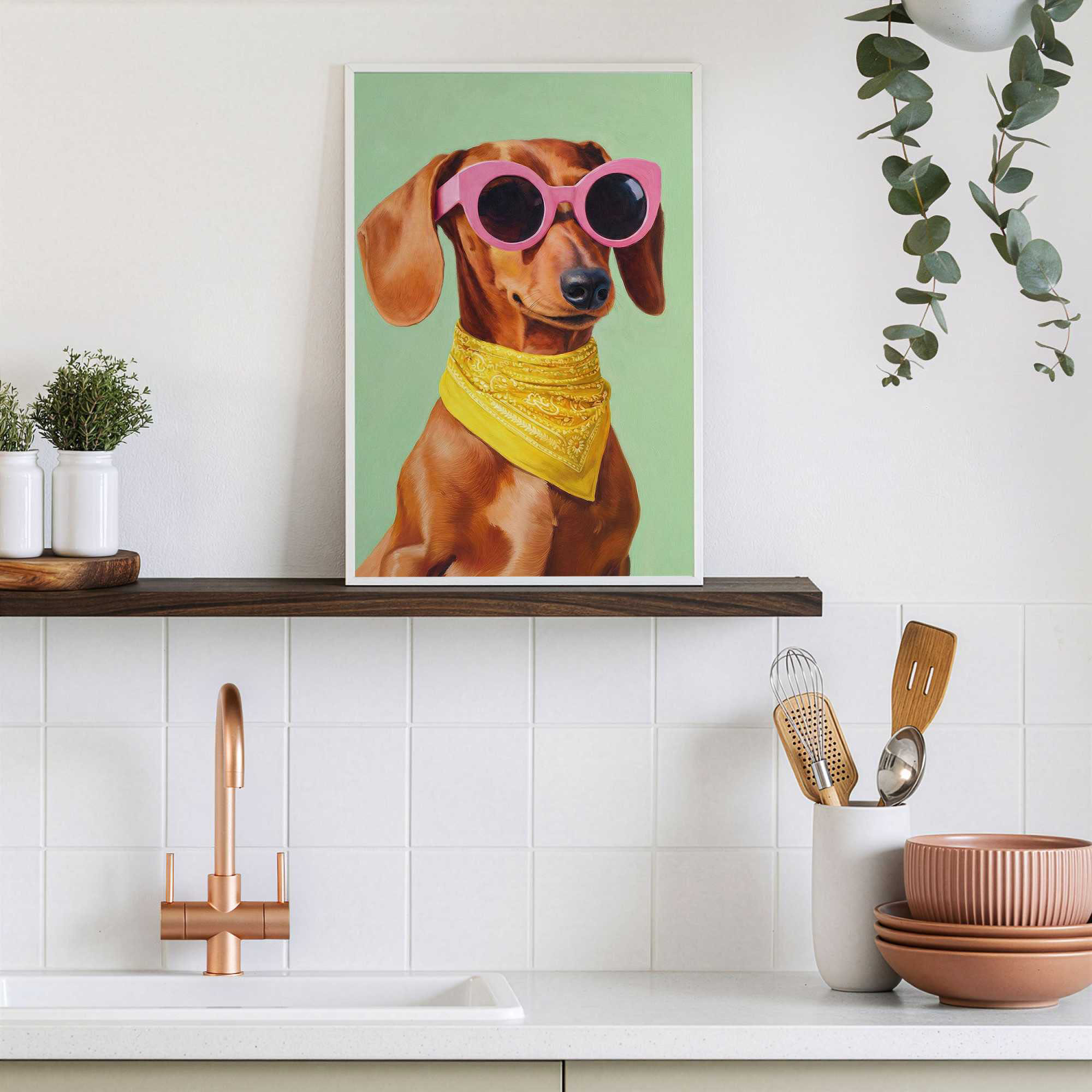 Das Wandbild „Funny Dachshund“ in Mehrfarbig, 20 × 30 cm, hängt in einem eingerichteten Wohnraum und zeigt die Größenwirkung an der Wand.