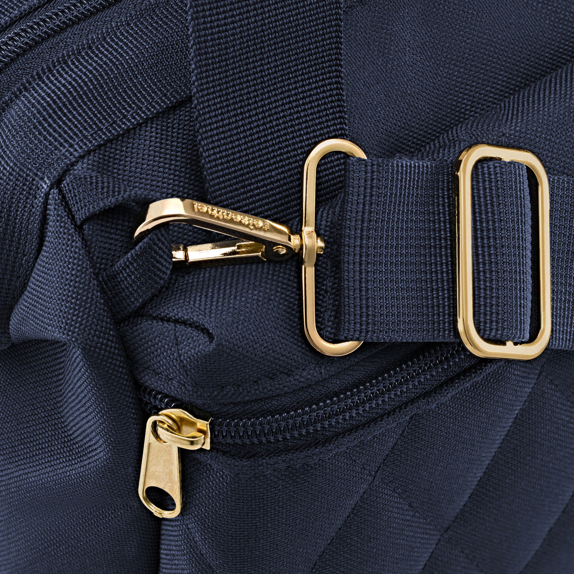 Detailaufnahme der dunkelblauen Reisenthel Tasche mit Metallverschluss und Reißverschluss