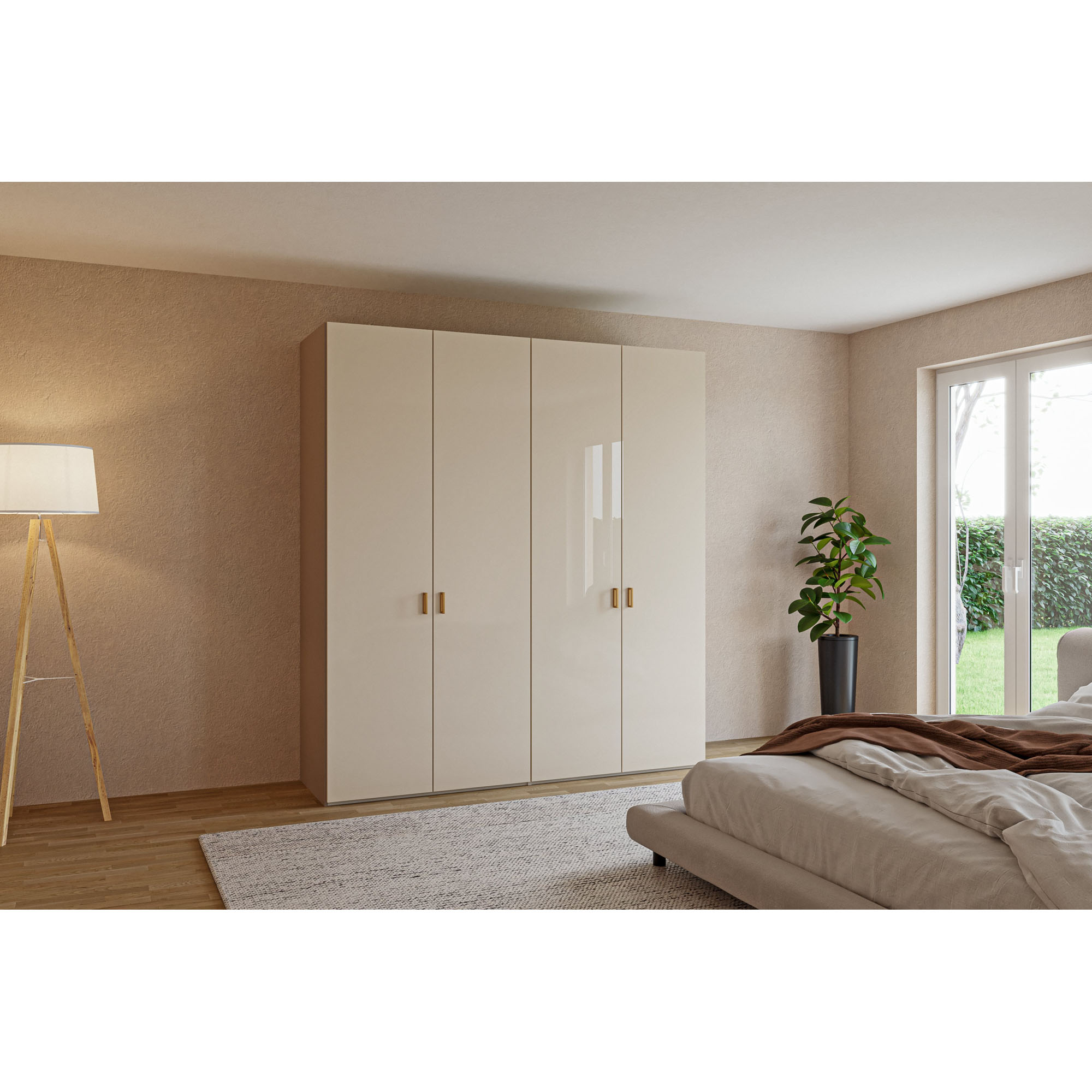 vier­türiger Kleiderschrank freistehend an der Wand in einem modern eingerichteten Schlafzimmer