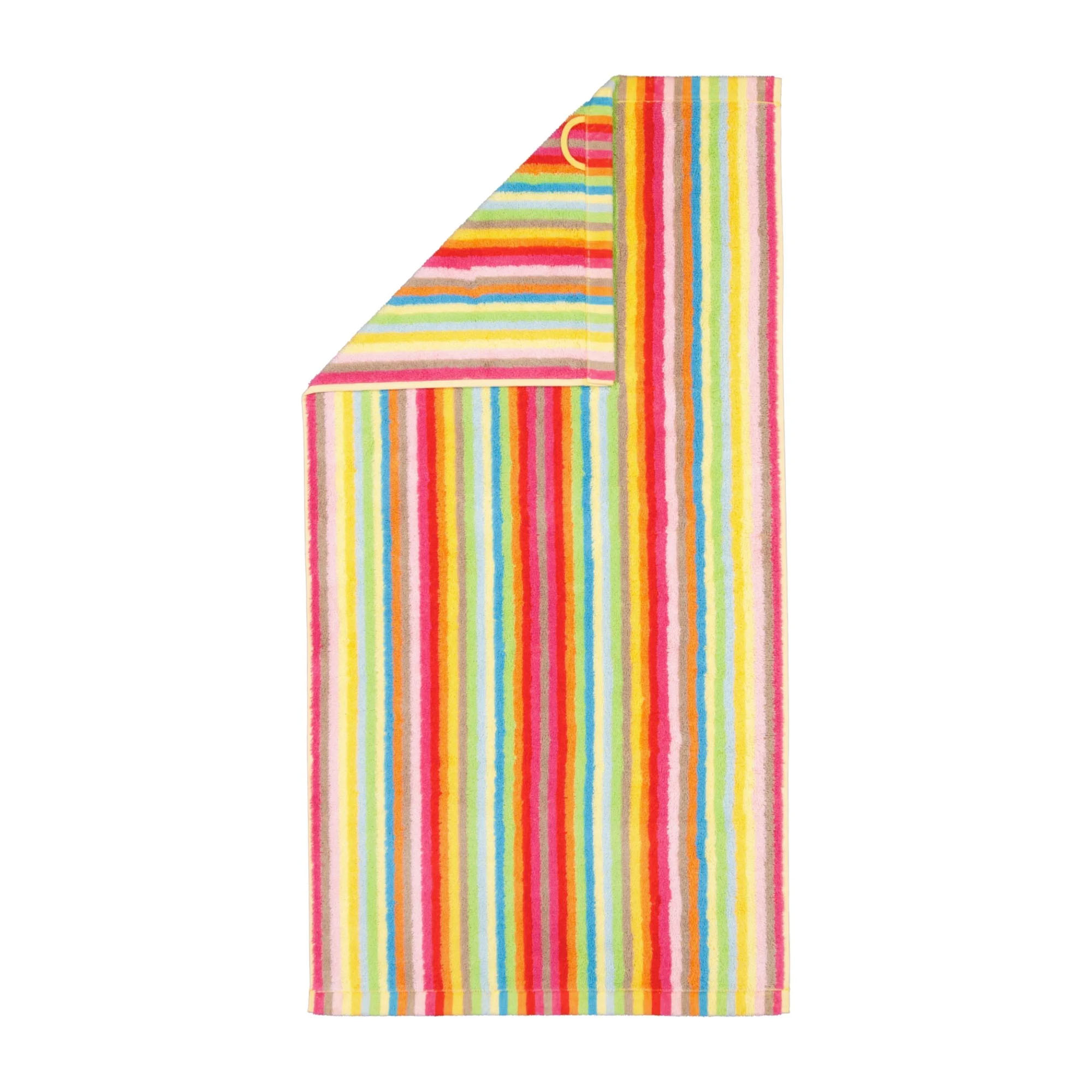 Handtuch mit schmalen vertikalen Streifen in Rot, Gelb, Grün, Blau und hellen Tönen und umgeschlagener Ecke; Streifenverlauf auf Vorder- und Rückseite sowie das kleine Textiletikett sind sichtbar.