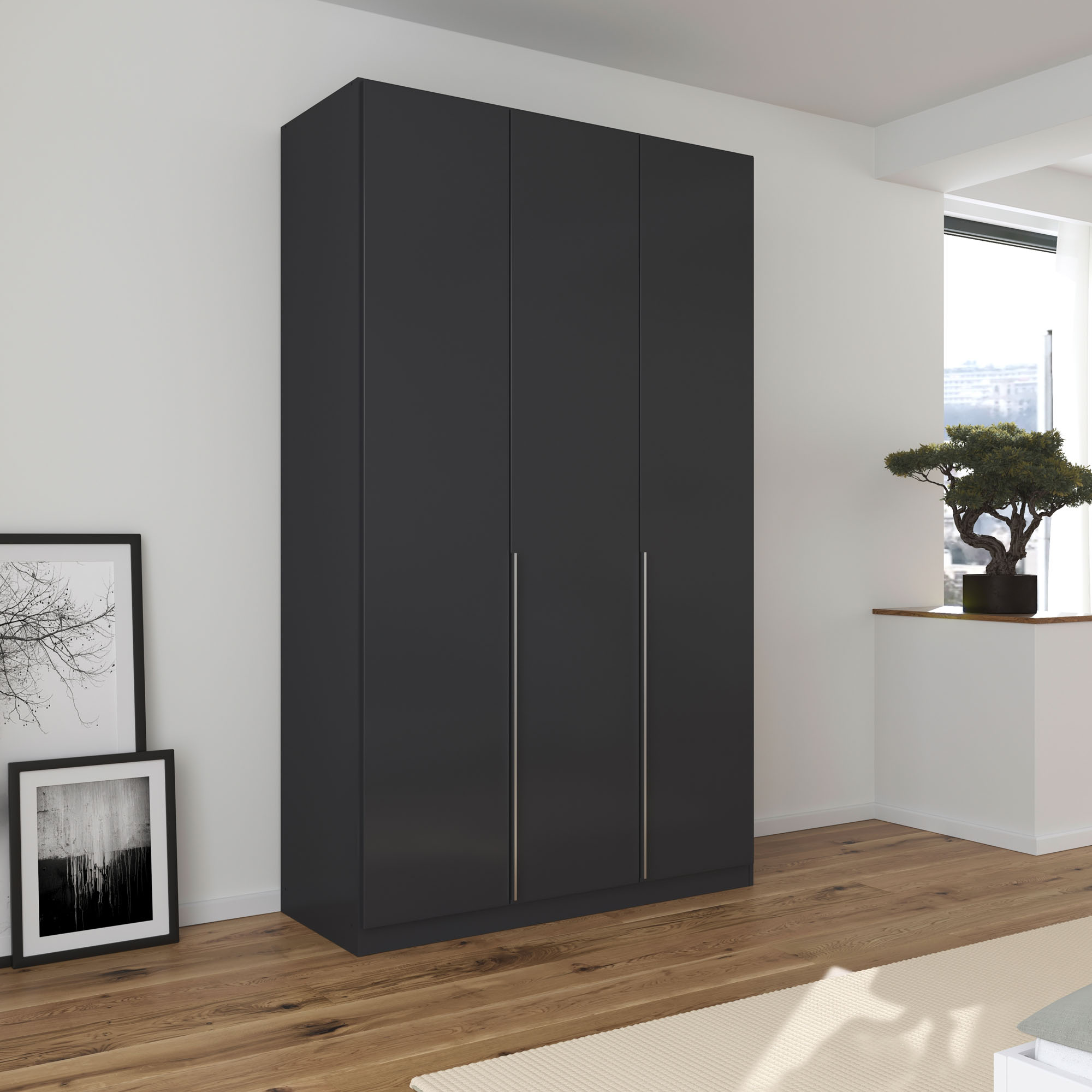 Großer grau-metallicer Kleiderschrank mit drei Türen in einem hell eingerichteten Schlafzimmer mit Holzfußboden