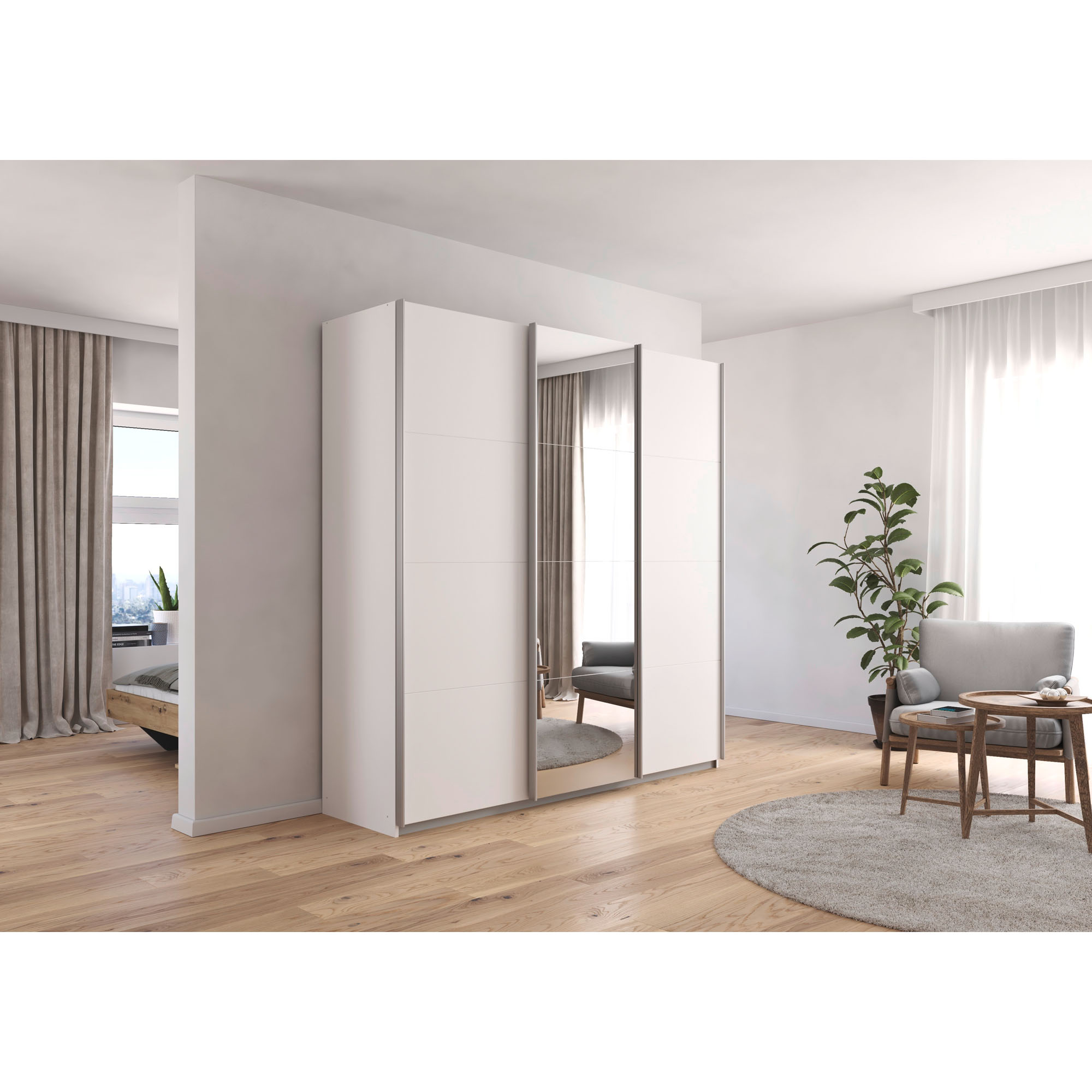 Weißer Schwebetürenschrank mit Spiegel in einem hellen Wohnraum mit Holzfußboden und Sitzmöbeln