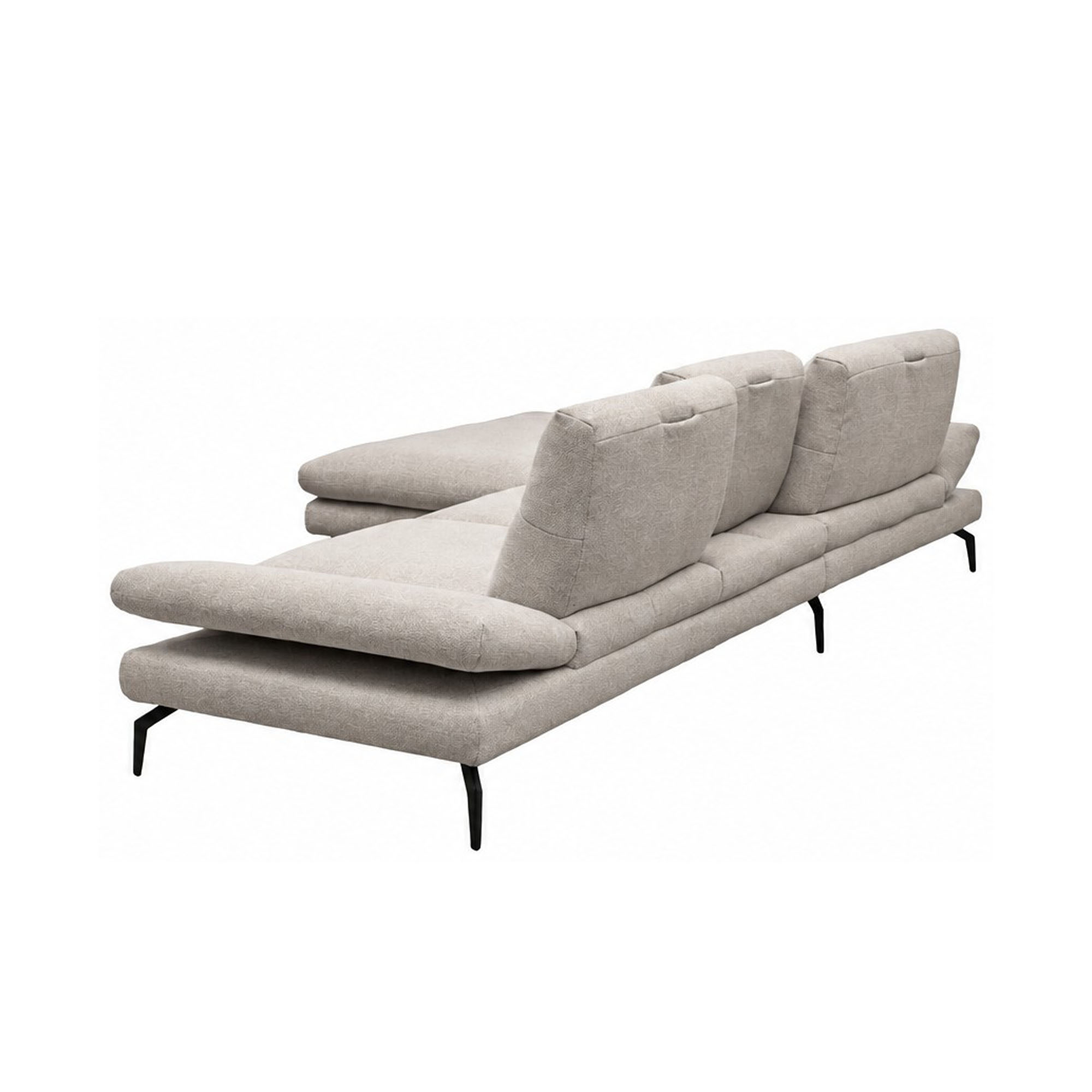 Schrägansicht des beigen Ecksofas von hinten mit stoffbezogenen Rückenlehnen, seitlich angewinkelten Armlehnen, großzügigem Longchair und schwarzen Metallfüßen