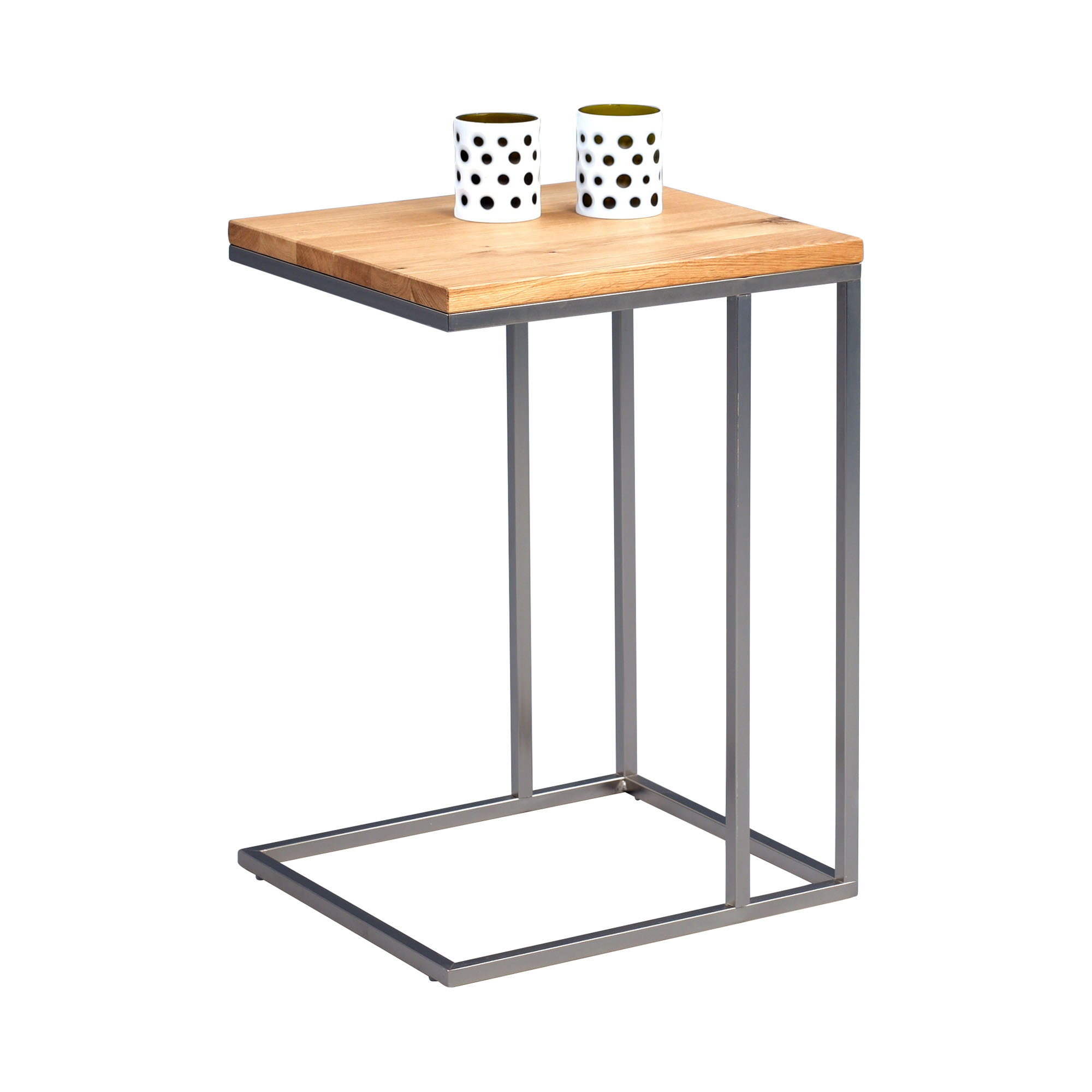 Quadratischer Beistelltisch mit heller Holzplatte und Metallgestell, darauf zwei weiße Becher mit schwarzen Punkten