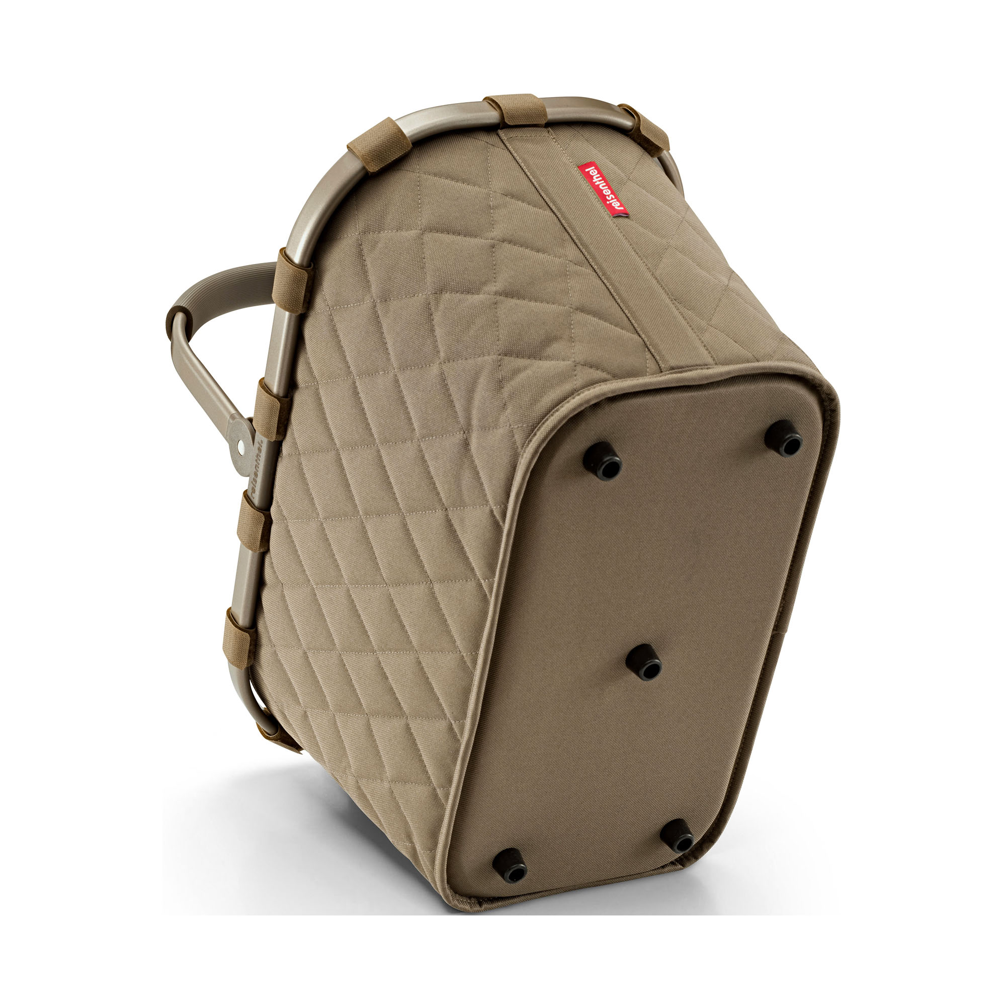Einkaufskorb von Reisenthel, Modell Carrybag, in Olivbeige mit Rautensteppung und hellen Rahmendetails, schräg von unten mit vier schwarzen Standfüßen.