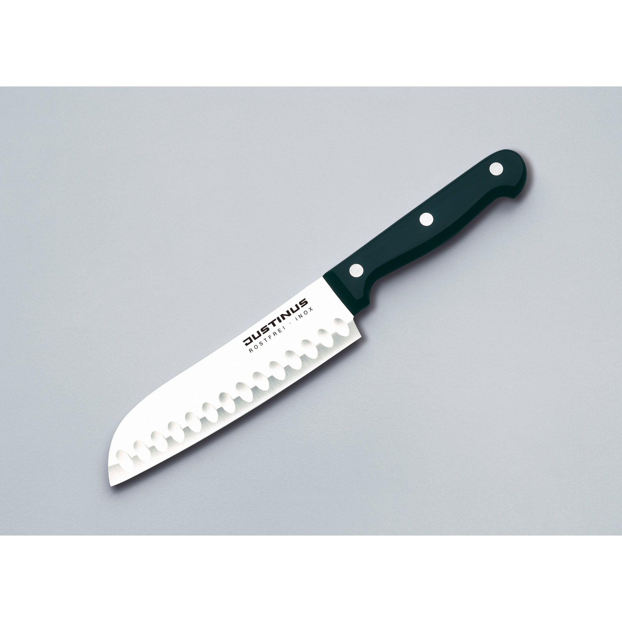 Santoku 15 cm Küchenchef: Santokumesser mit Kullen und schwarzem vernieteten Griff schräg auf grauem Hintergrund.