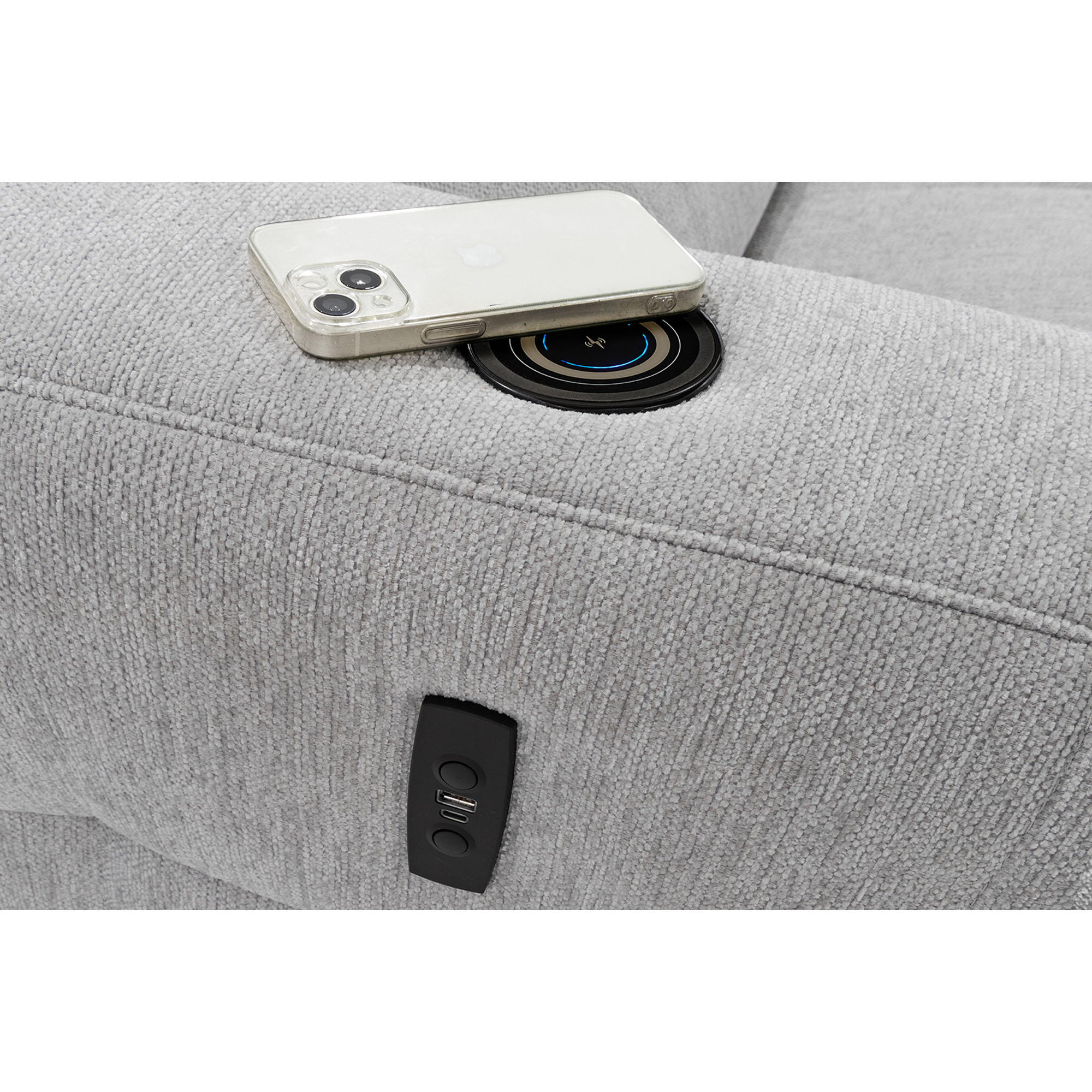 Detailaufnahme eines Sofas mit integriertem USB-Anschluss und kabelloser Smartphone-Ladestation
