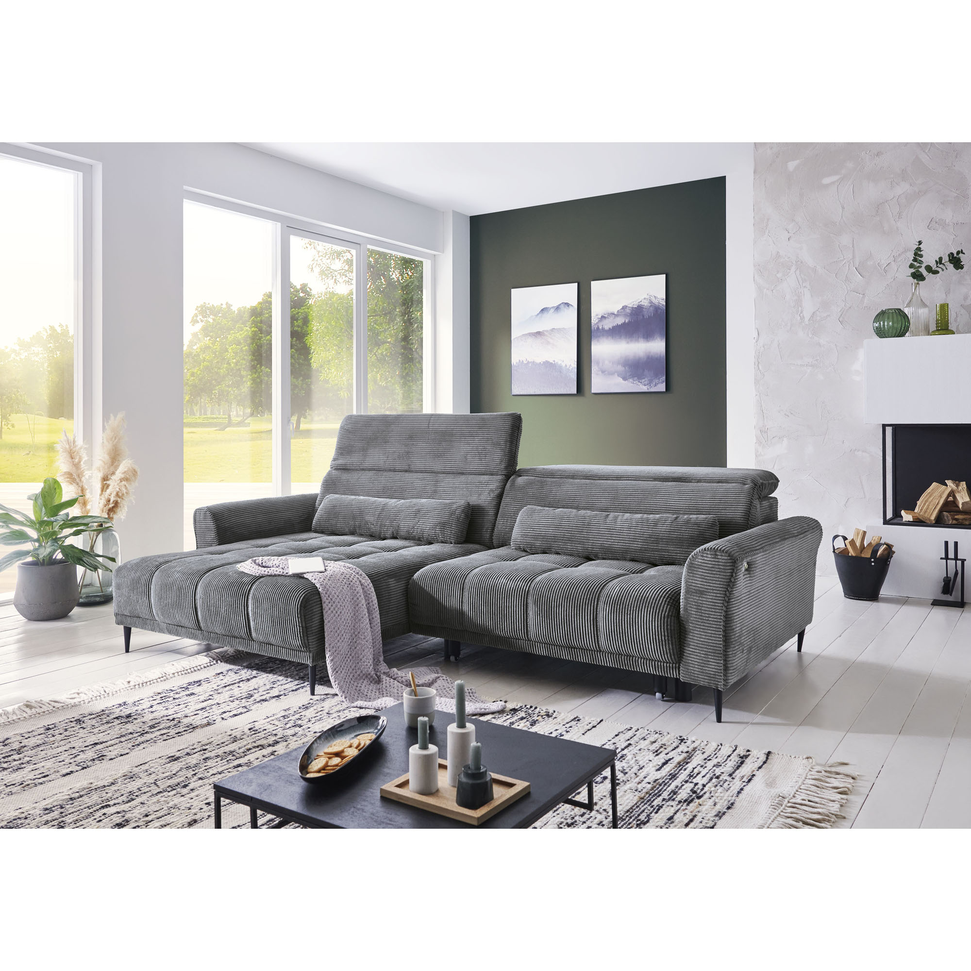 Helles Wohnzimmer mit gemütlichem Ecksofa in grauem Cordstoff, dekorativen Kissen und modernem Ambiente.