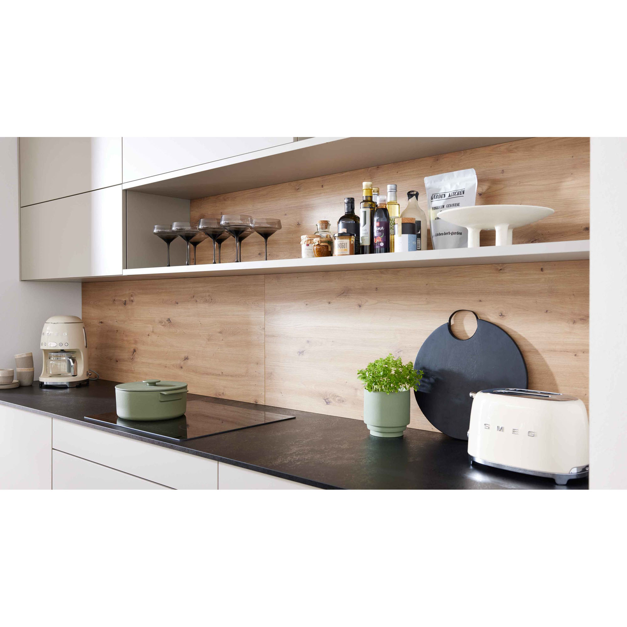 Küchenarbeitsfläche mit Holzrückwand, offenen Regalen und Küchengeräten auf der Arbeitsplatte