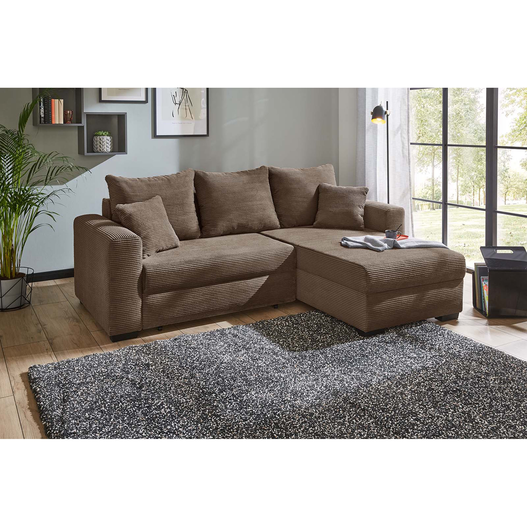 Braunes Ecksofa mit Cordstoff und Ottomane in modern eingerichteter Wohnlandschaft