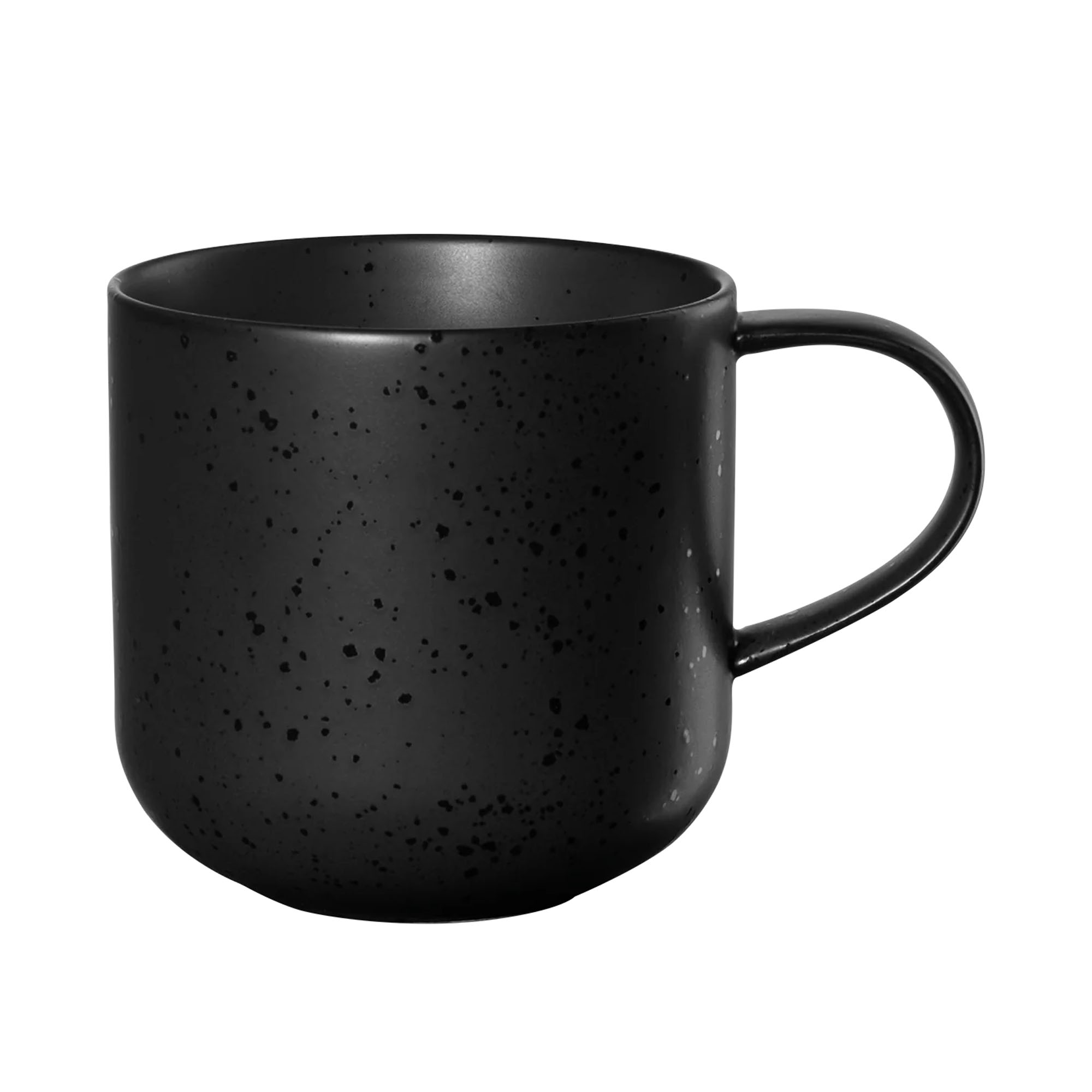 Henkelbecher der Serie Coppa, Farbe Schwarz matt, freigestellt auf hellem Hintergrund.
