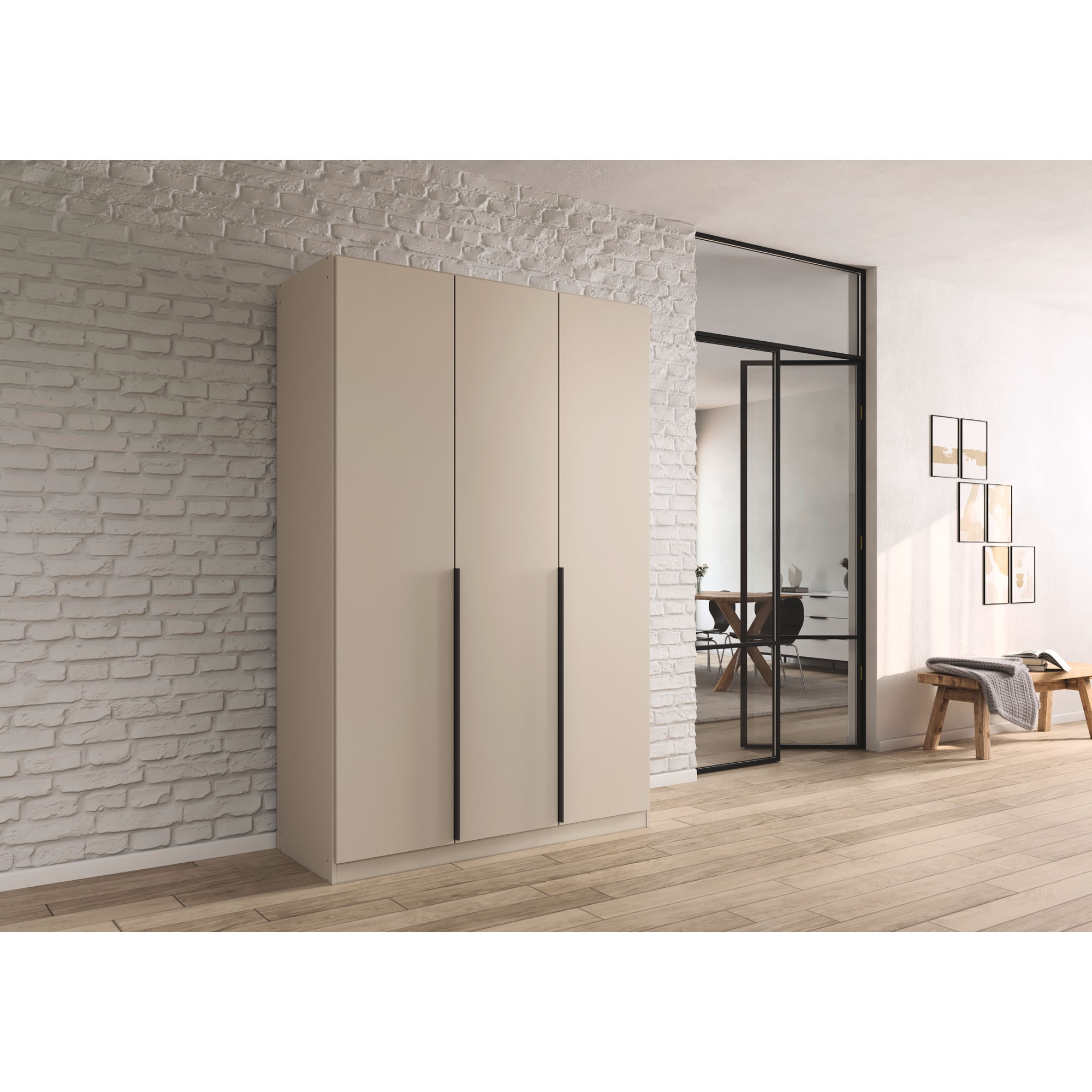 Champagnerfarbener 3-türiger Kleiderschrank mit Griffleisten in moderner Wohnumgebung mit Holzfußboden und heller Wand