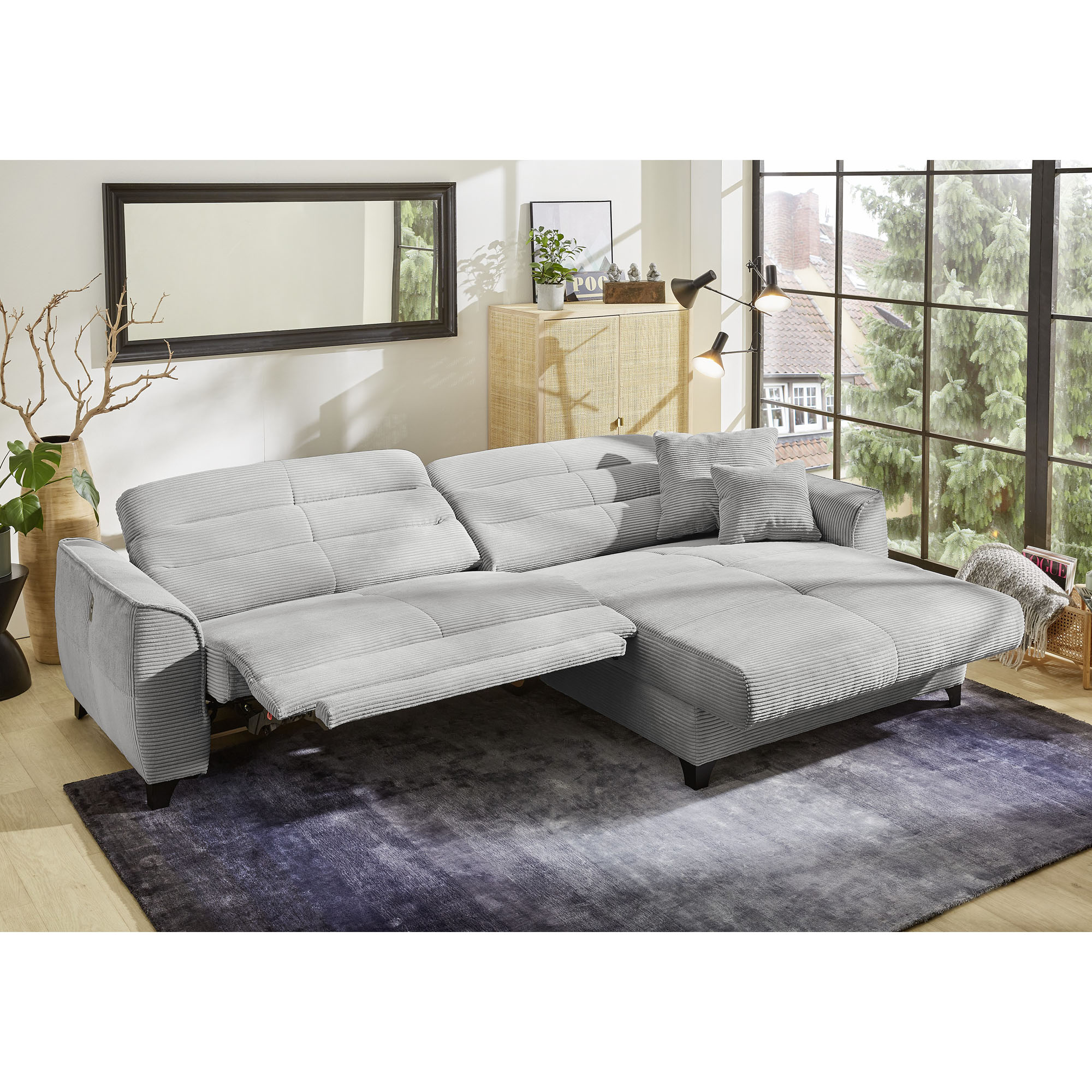 Hellgraues Cord-Ecksofa mit individuell verstellbaren Kopfteilen.