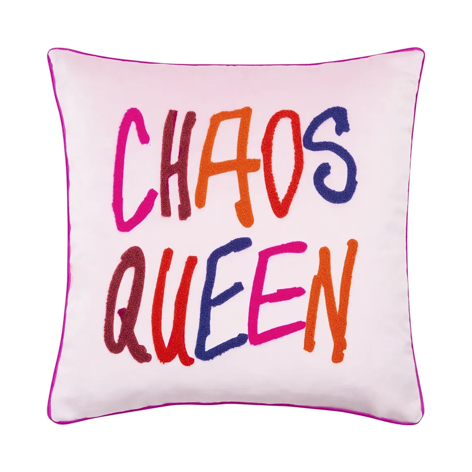 Helle Kissenhülle Letters, 40 × 40 cm, mit großem mehrfarbigem Schriftzug „CHAOS QUEEN“ und pinker Paspel.