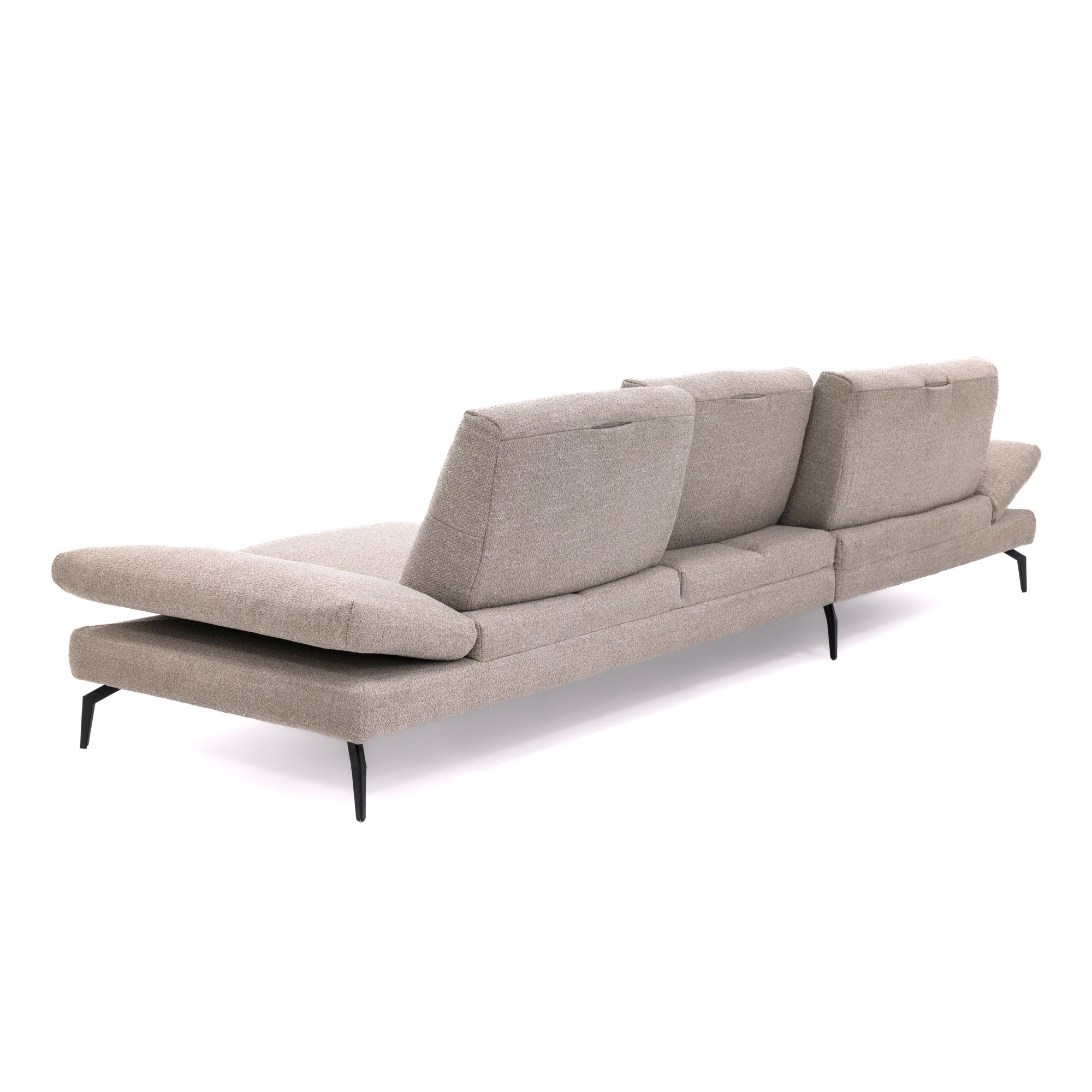 Beiges Ecksofa aus schräger Rückansicht mit gepolsterten Rückenlehnen, breitem Armteil und schwarzen Metallfüßen.