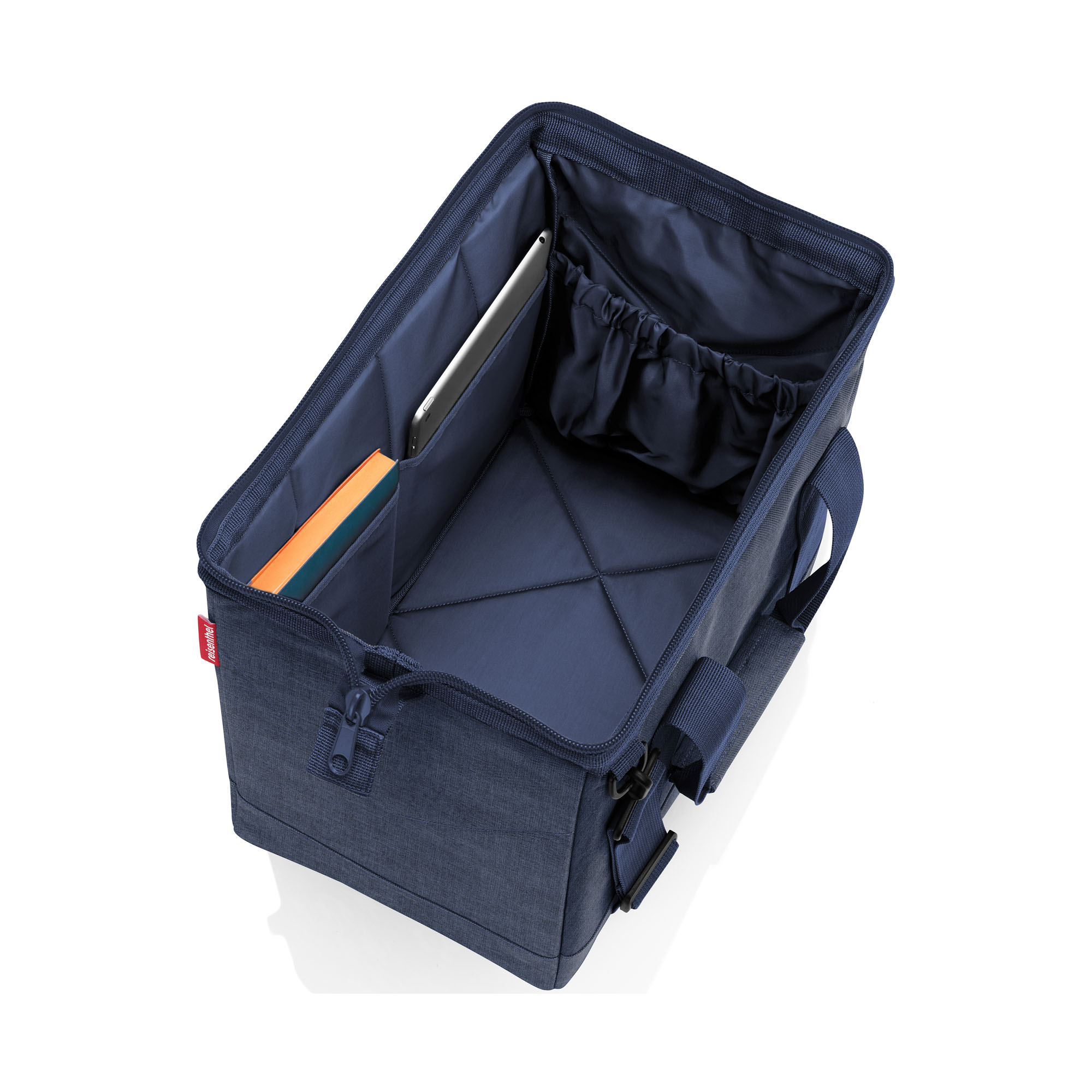 Geöffnete dunkelblaue Reisenthel Reisetasche mit Innenfächern für Tablet und Zubehör