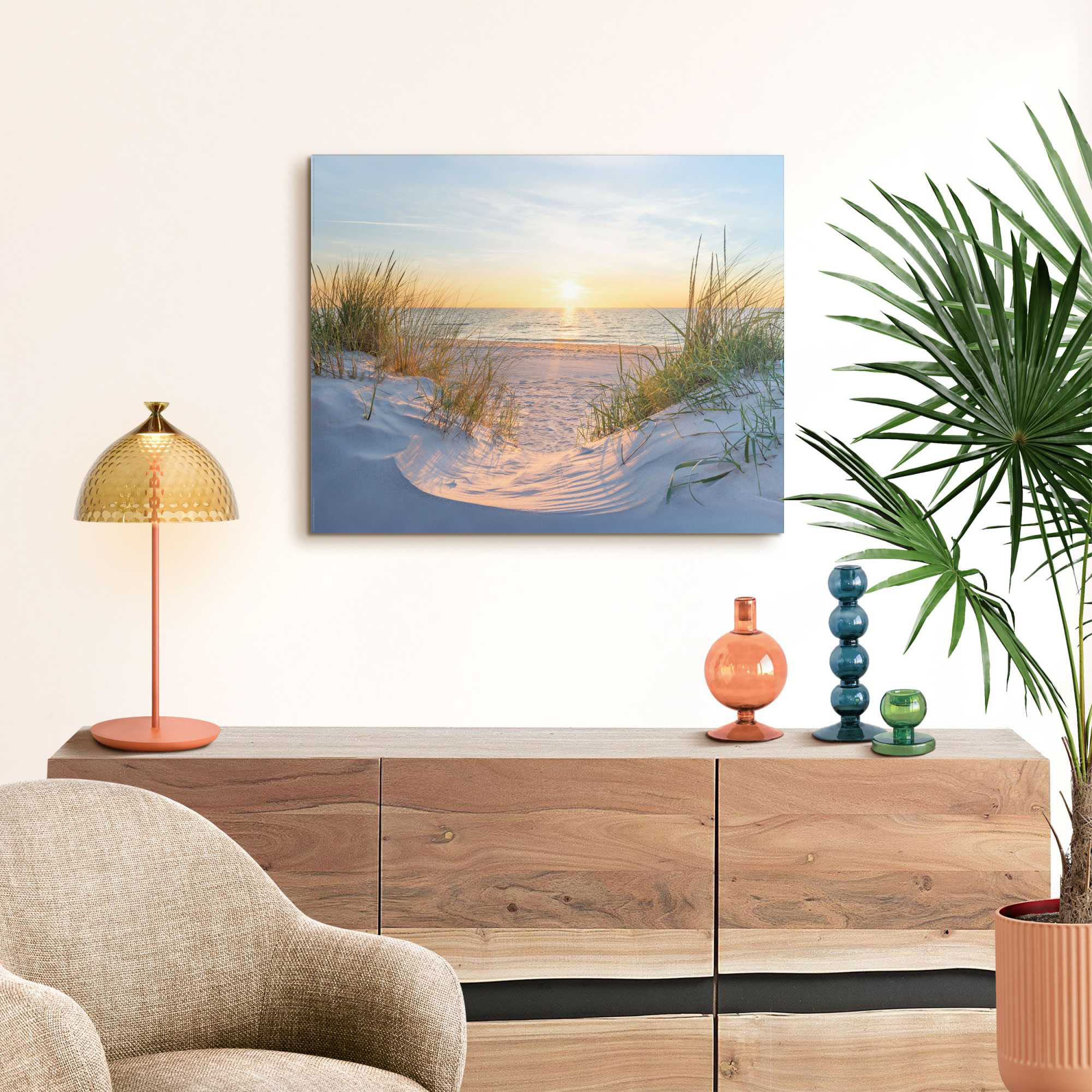 Das Wandbild „Golden Hour“ in Beige, 40 × 50 cm, hängt in einem eingerichteten Wohnraum und zeigt die Größenwirkung an der Wand.