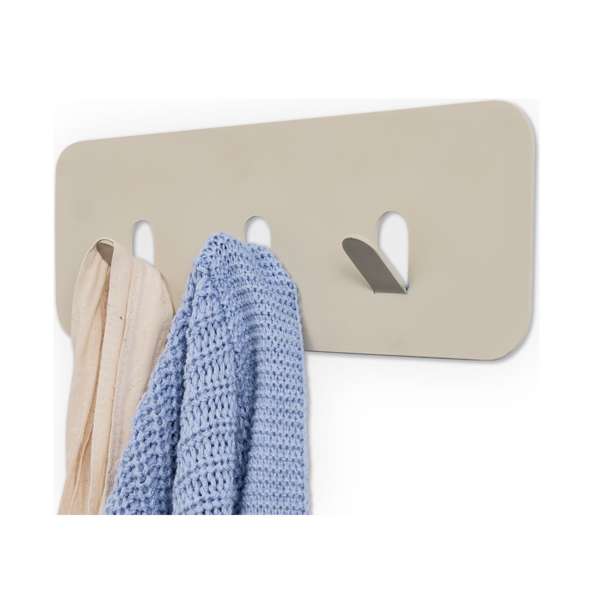 Cremeweiße Wandgarderobe mit drei Metallhaken, an denen ein helles Tuch und ein hellblauer Strickschal hängen