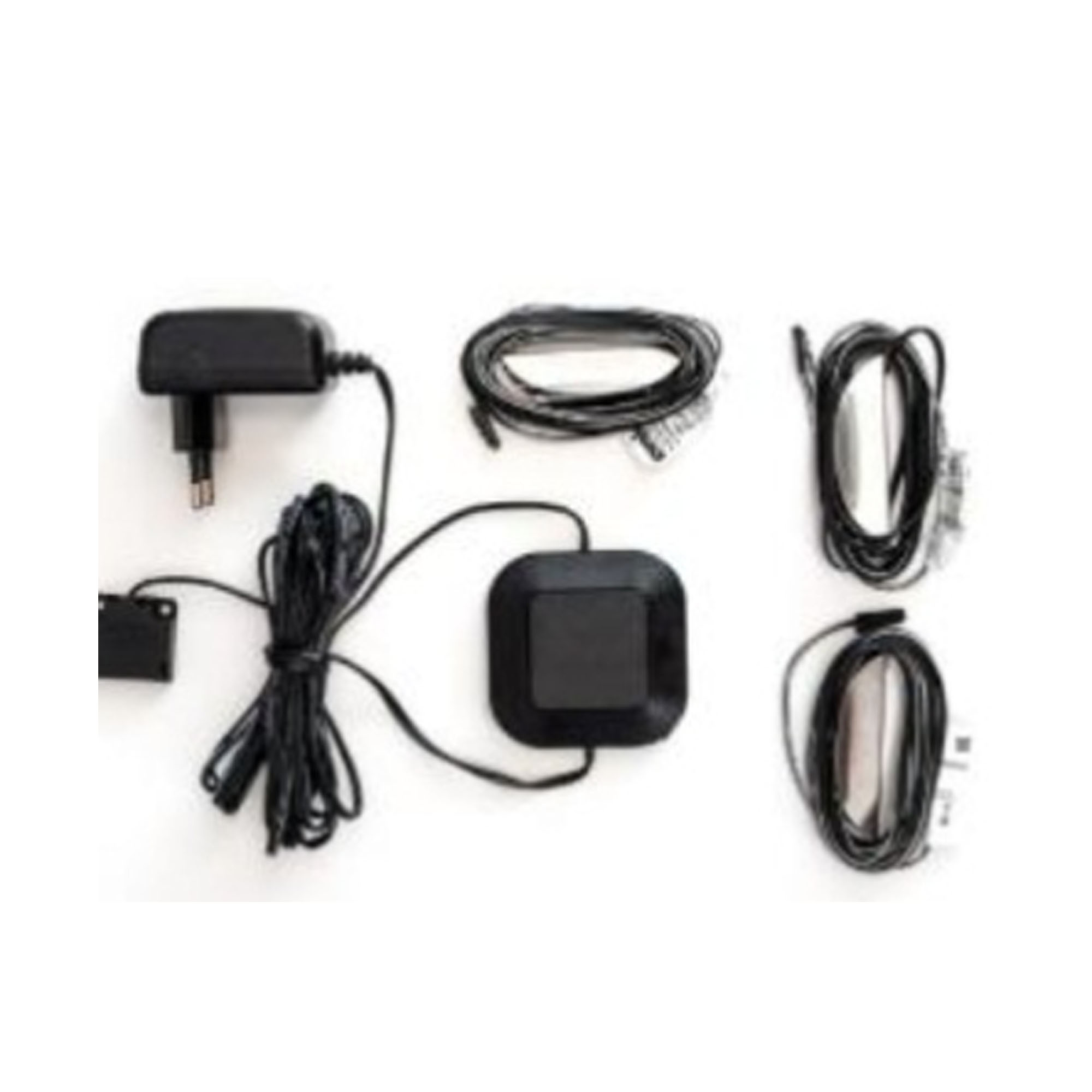 Mehrere schwarze Kabel und Adapter, bestehend aus Netzteil, Verbindungskabeln und kleinem quadratischem Modul, auf weißem Hintergrund angeordnet