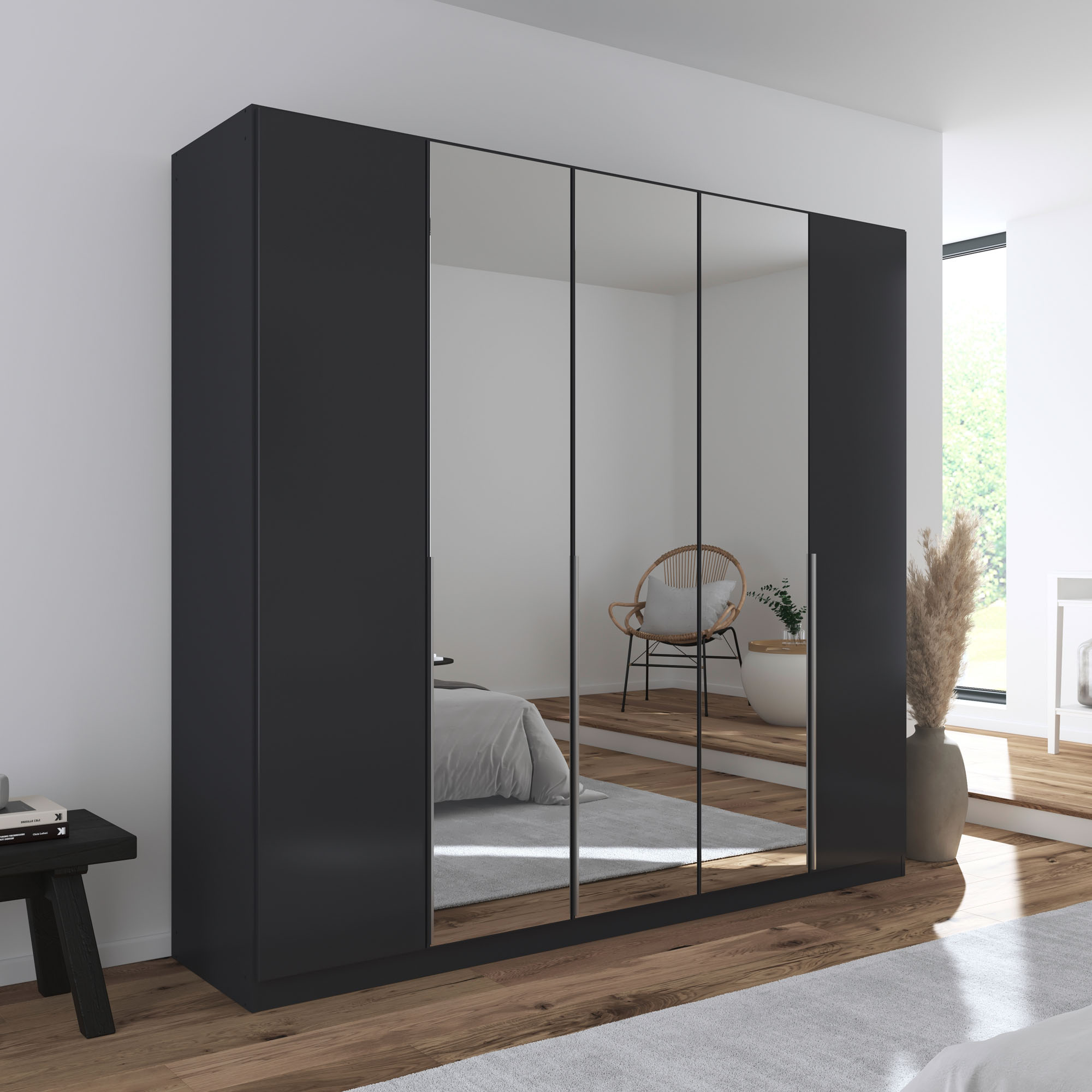 Grau-Metallicer Kleiderschrank mit Spiegeltüren in einem hellen Schlafzimmer mit Holzfußboden und moderner Einrichtung