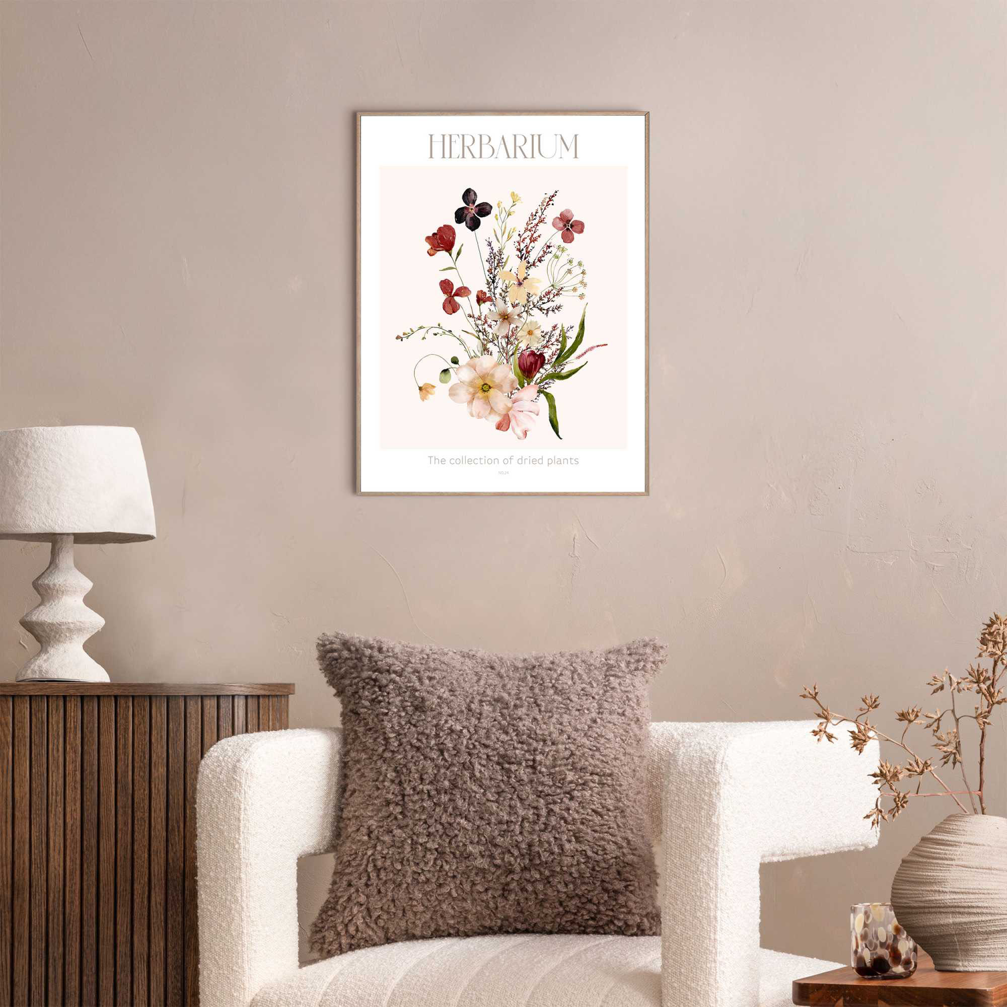 Das Wandbild „Herbarium“ in Mehrfarbig, 30 × 40 cm, hängt in einem eingerichteten Wohnraum und zeigt die Größenwirkung an der Wand.