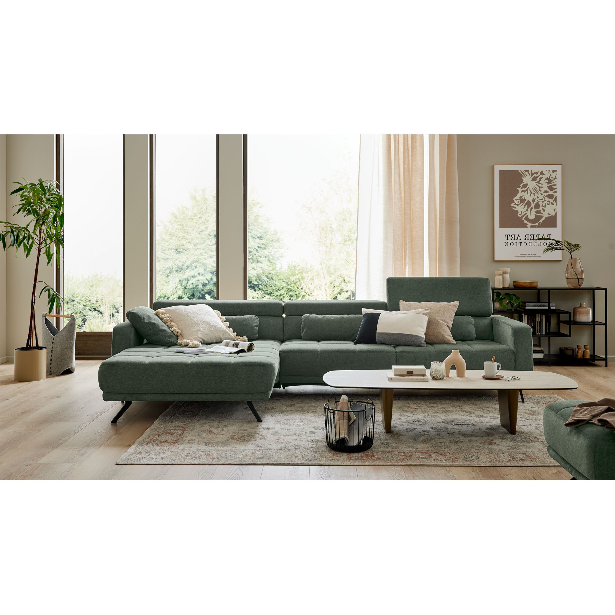 Dunkelgrüne Polstergarnitur mit Longchair in einem modern eingerichteten Wohnzimmer