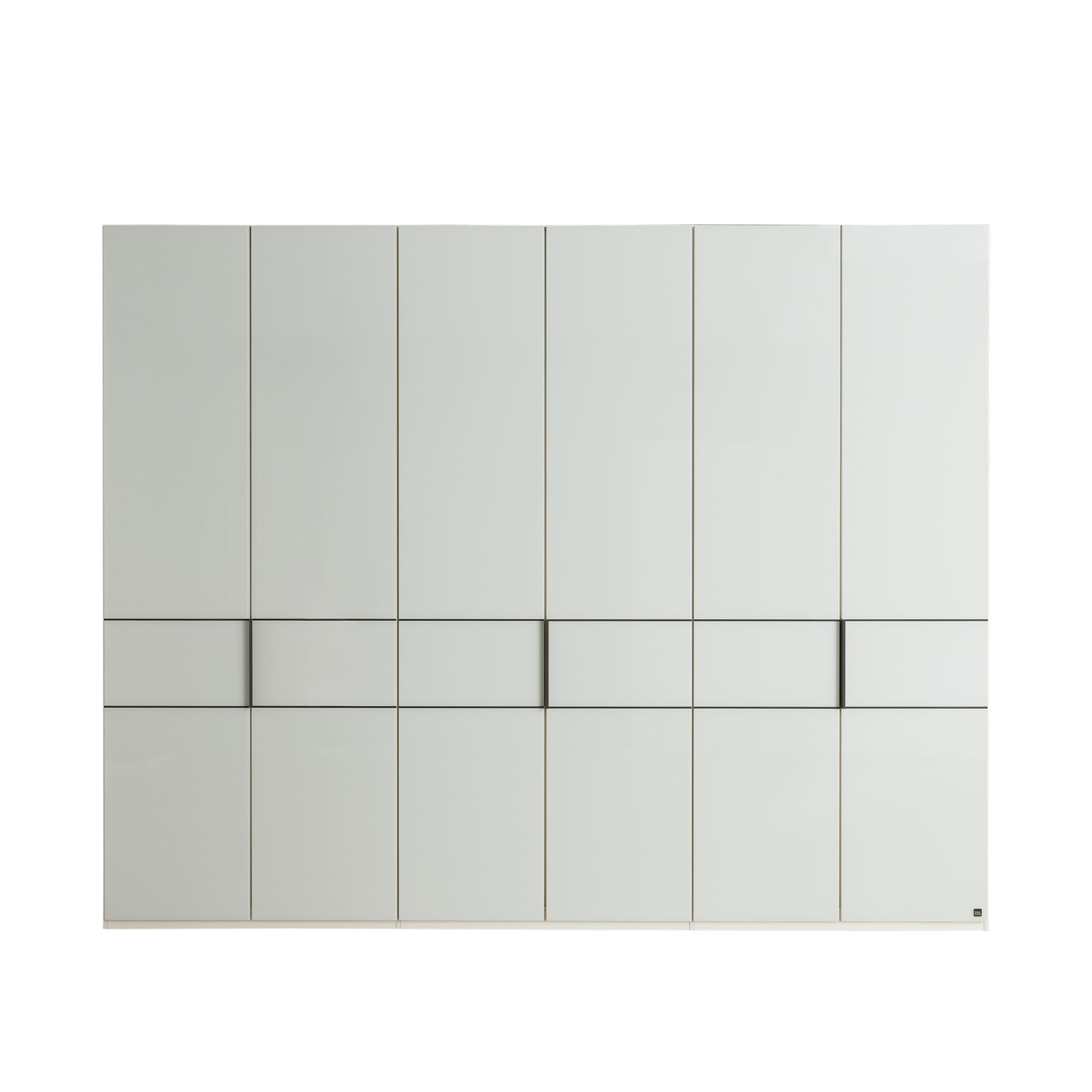 Großer Kleiderschrank mit glatten weißen Türen und horizontaler Griffzone in der Mitte